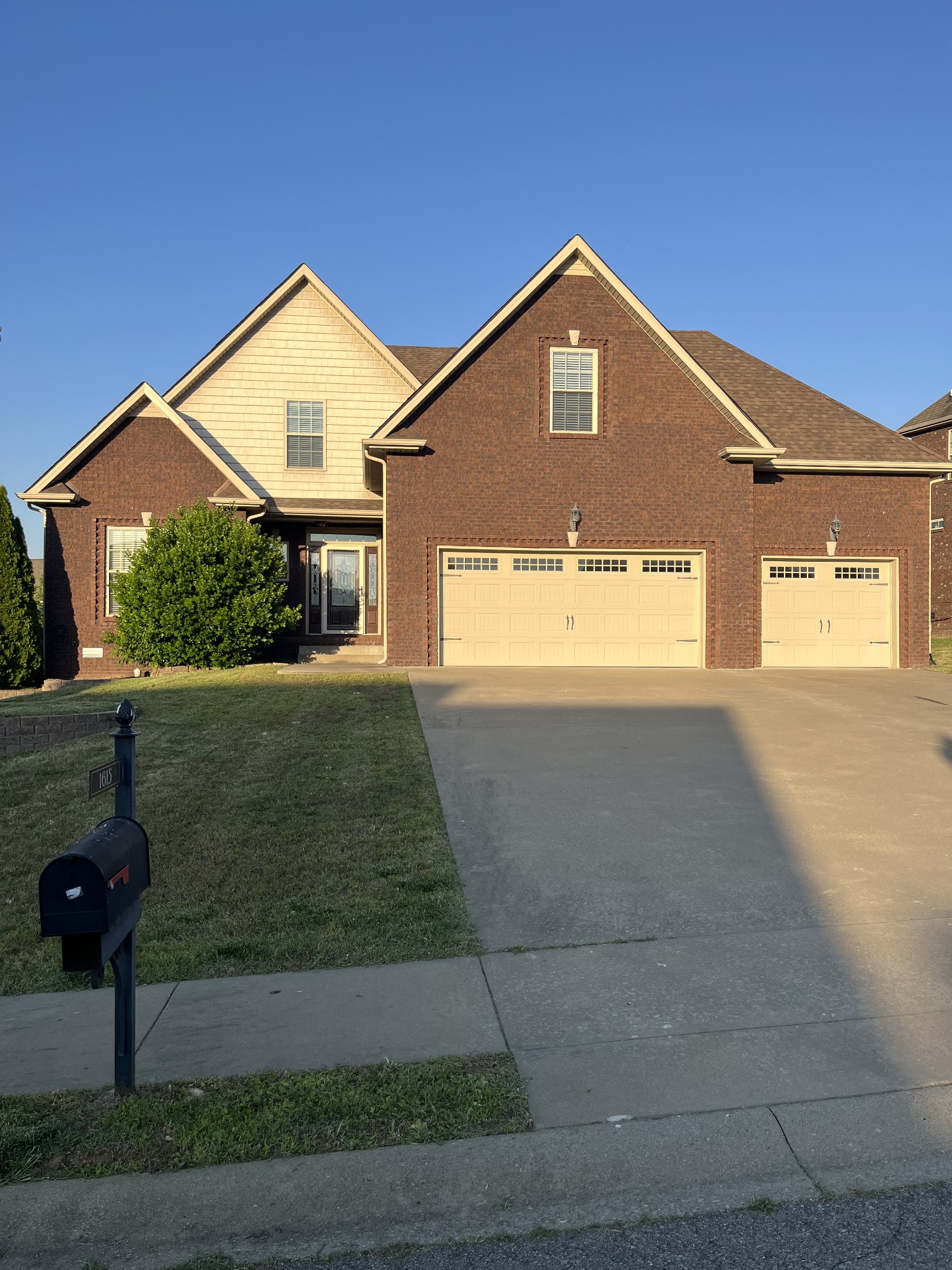 1615 Edgewater Ln
