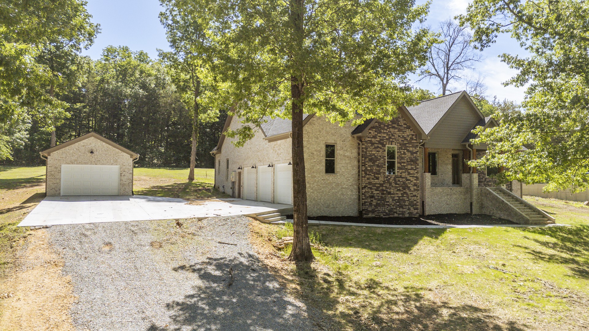 621 Bradley Ln