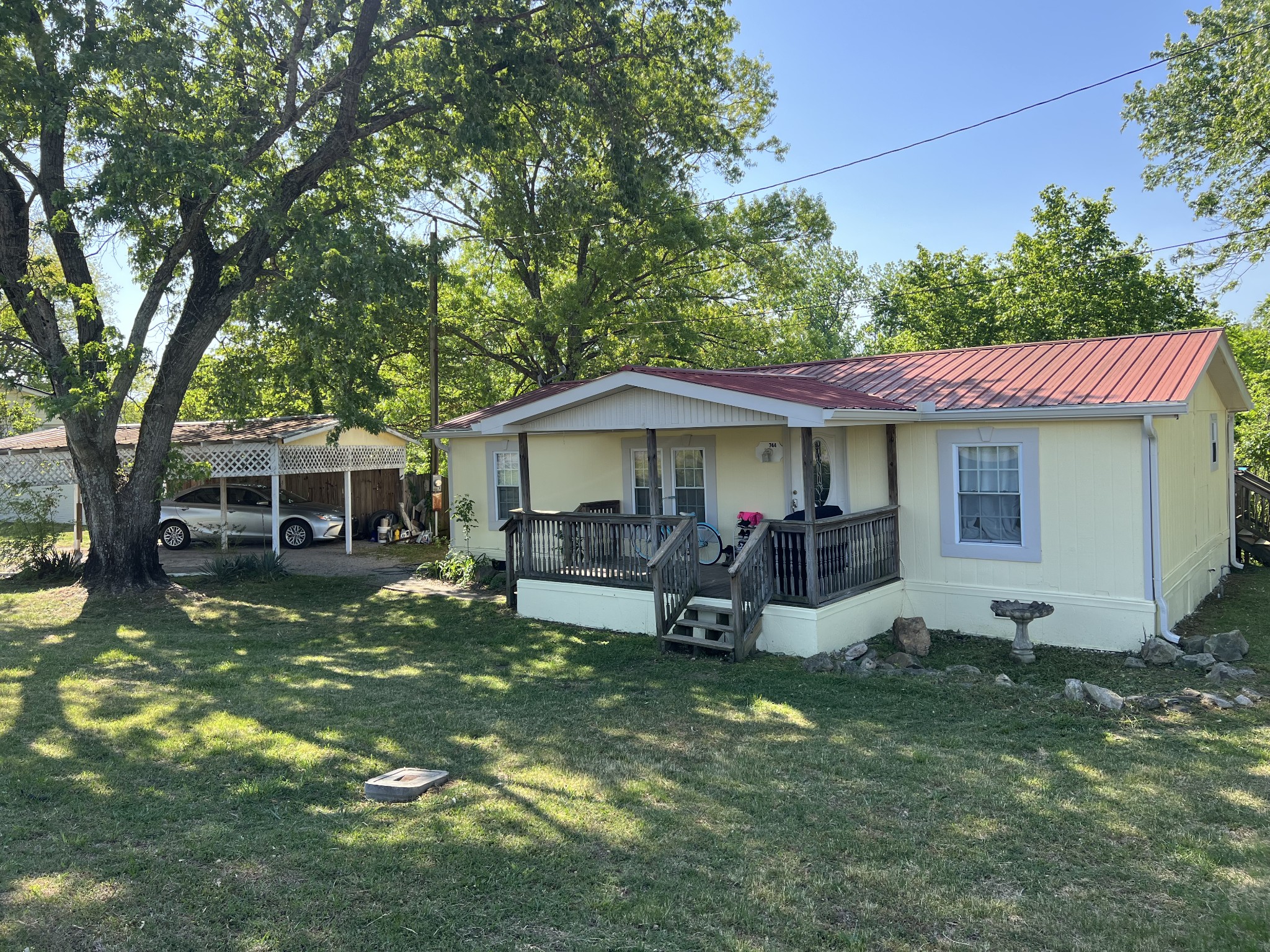 744 W Main St