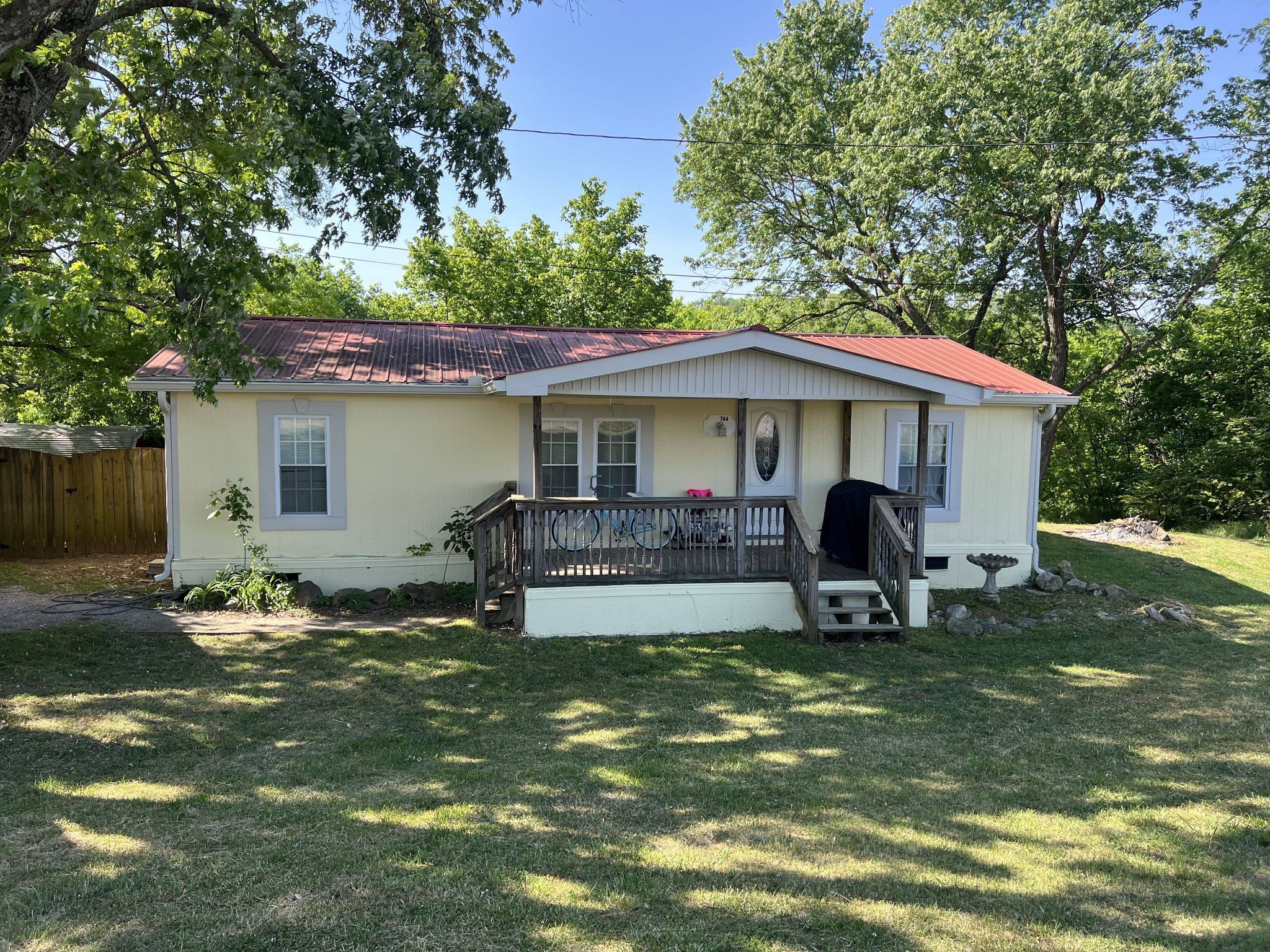 744 W Main St