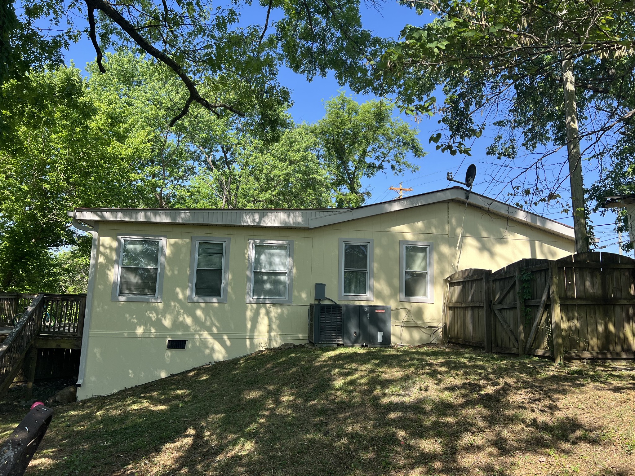 744 W Main St