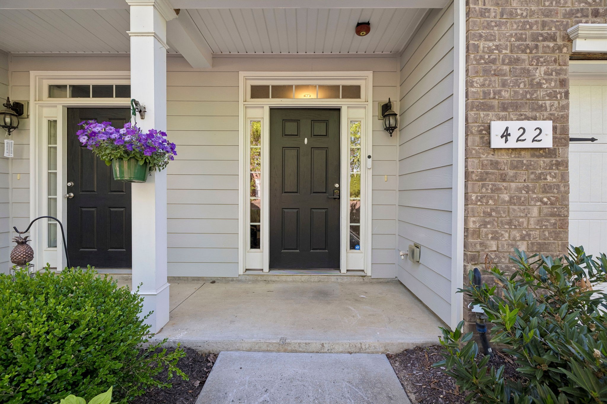 422 Manor Row