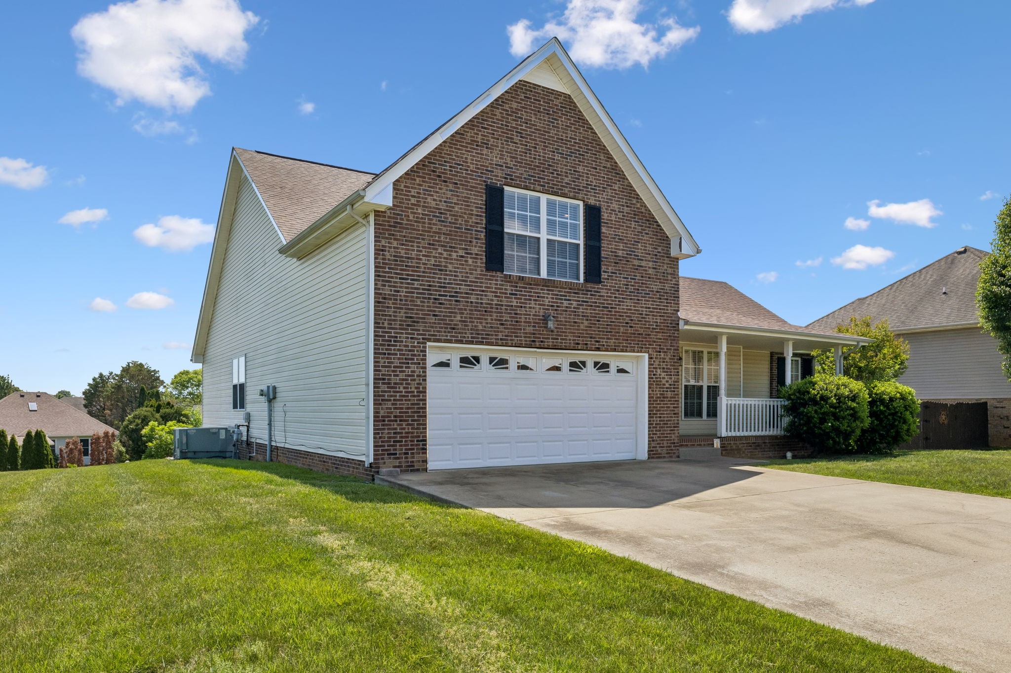 688 Fallbrook Ln