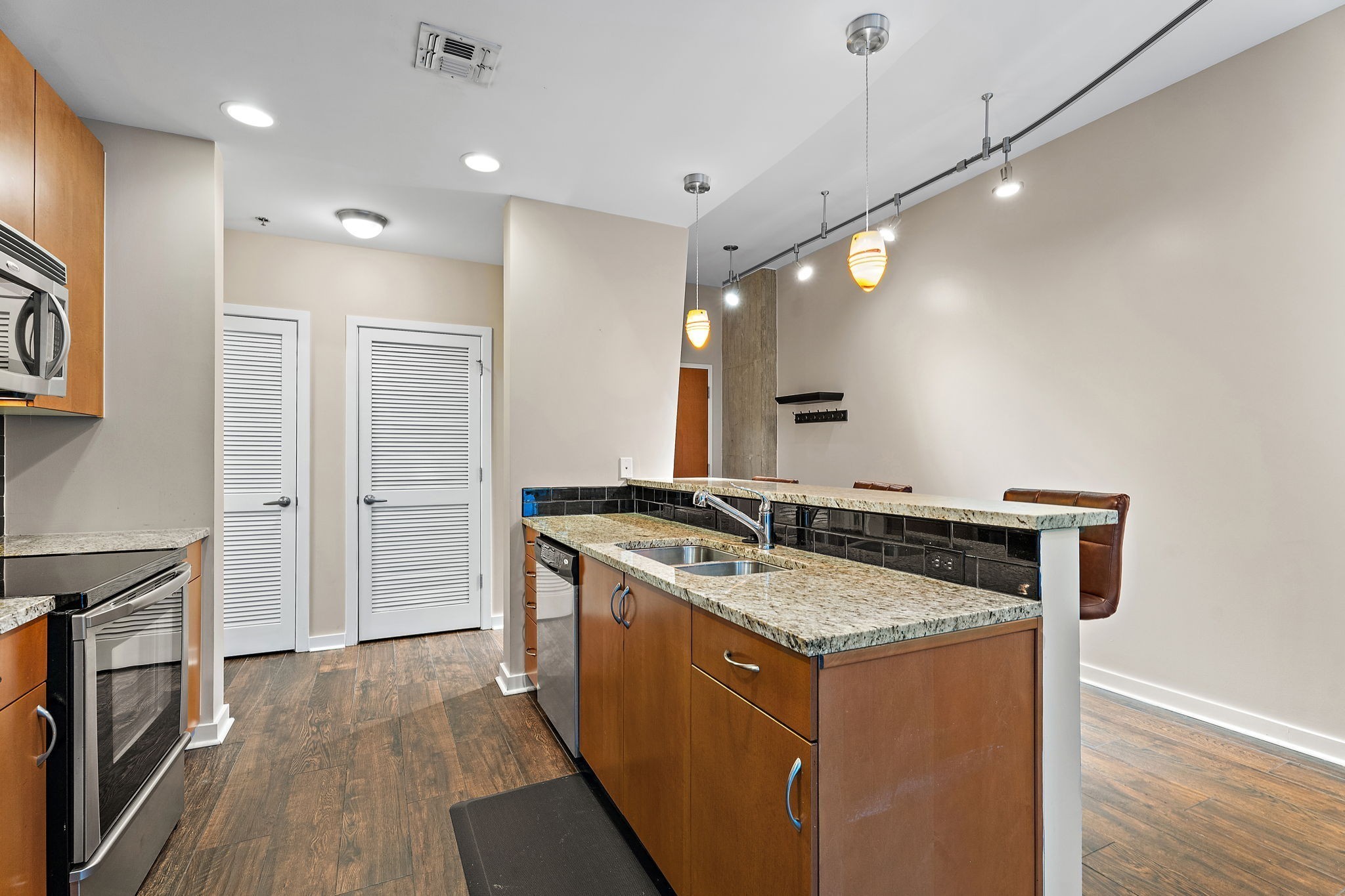 301 Demonbreun St