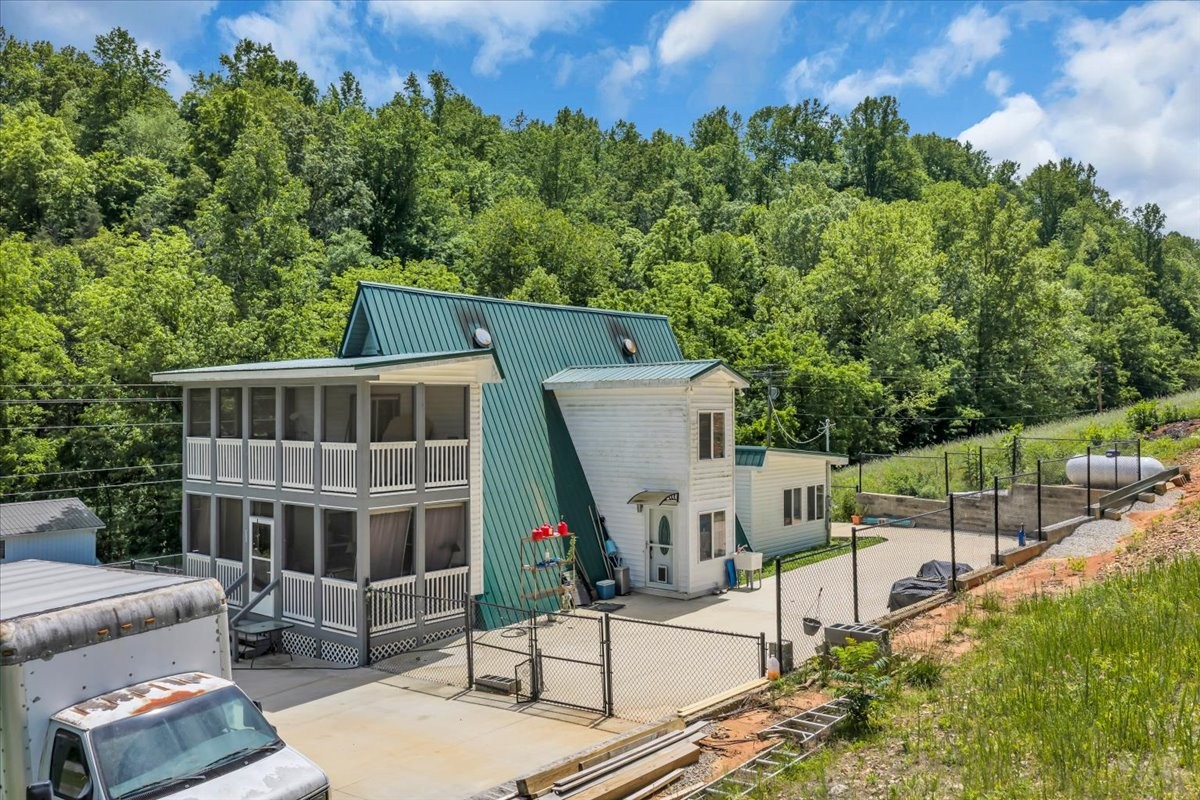 475 Lost Creek Rd