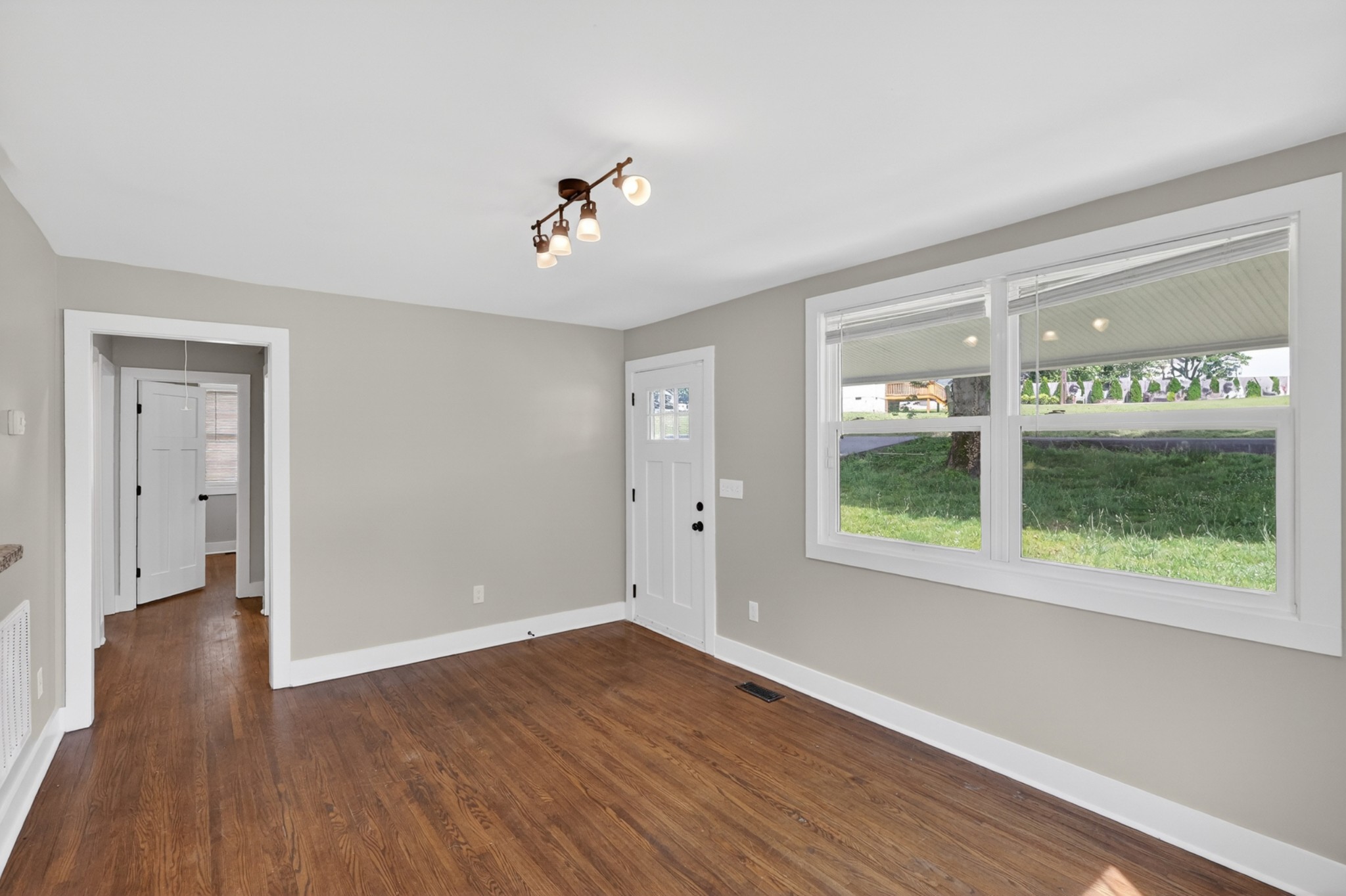 4105 Main St
