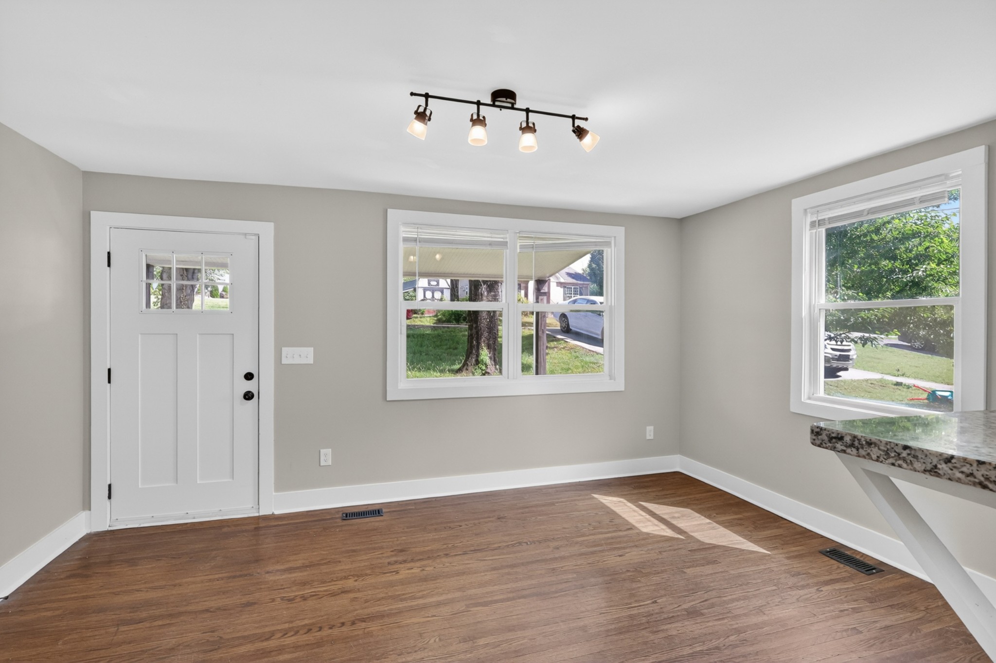 4105 Main St