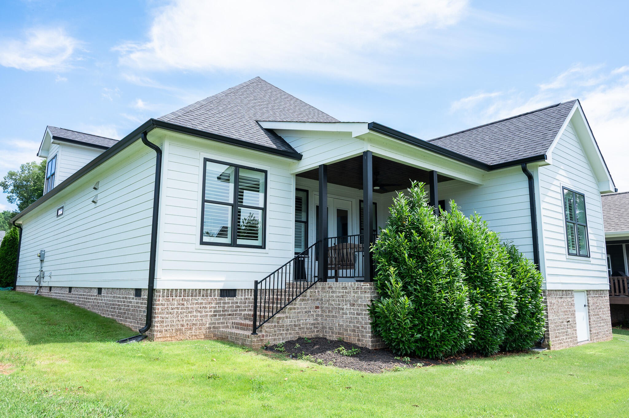 5032 Lakeside Lane, NE