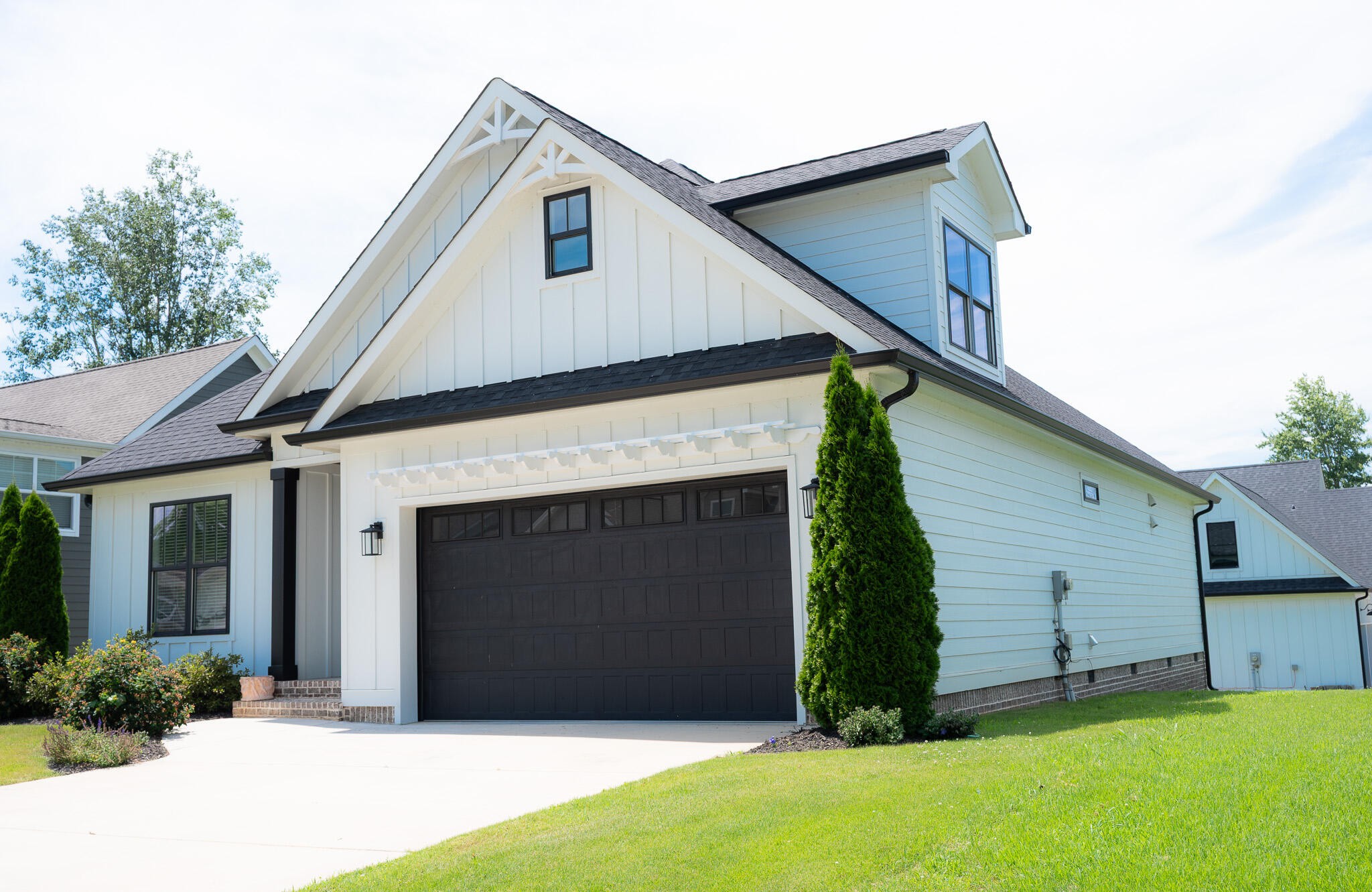 5032 Lakeside Lane, NE