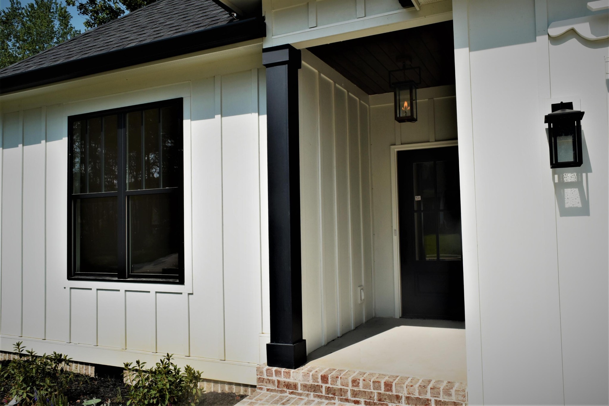 5032 Lakeside Lane, NE