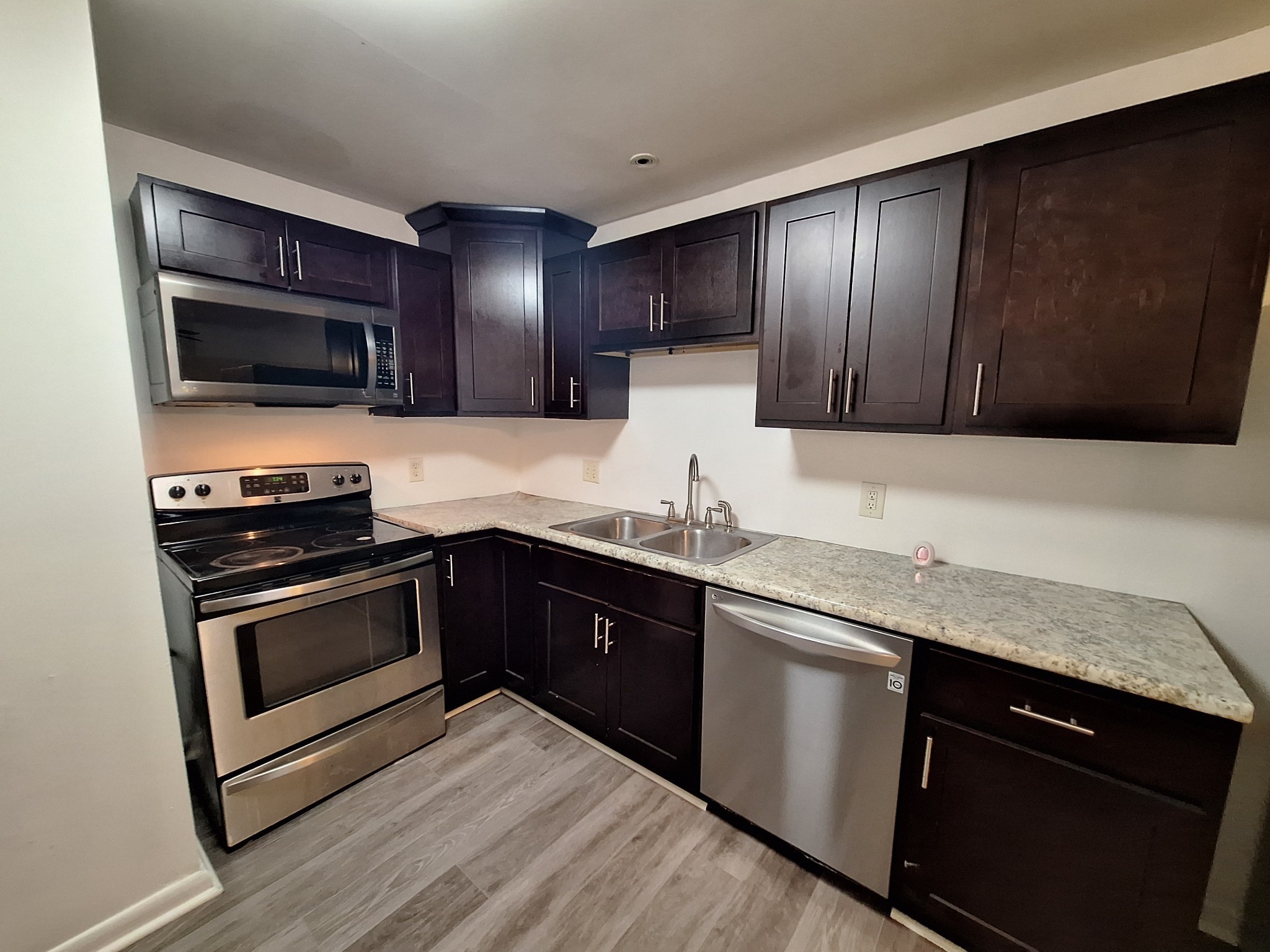 555 N DuPont Ave