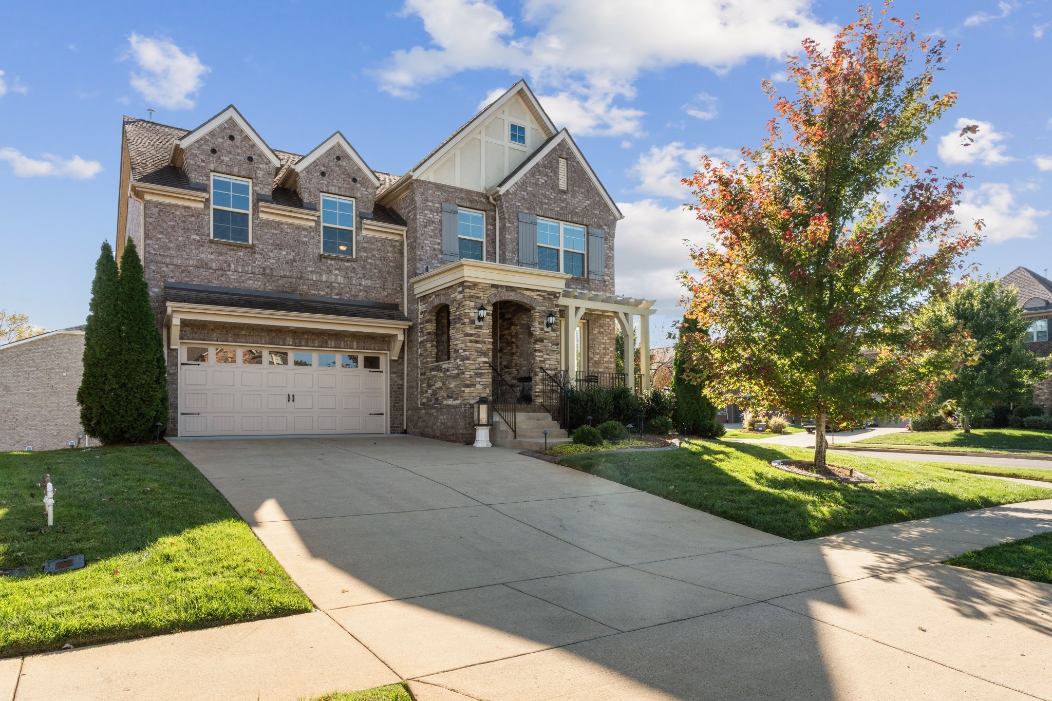 687 Fall Creek Cir