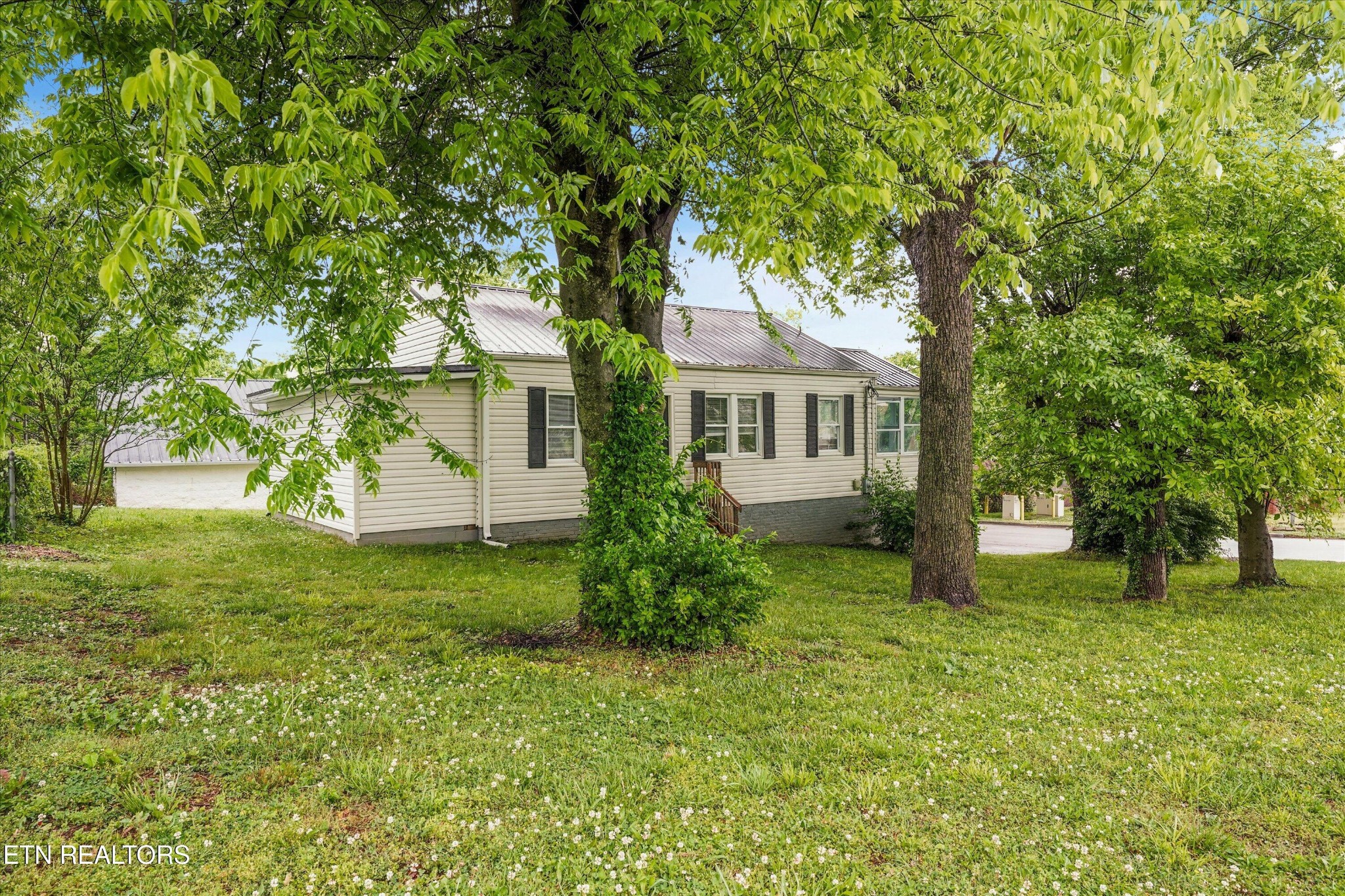 835 E Lincoln Rd