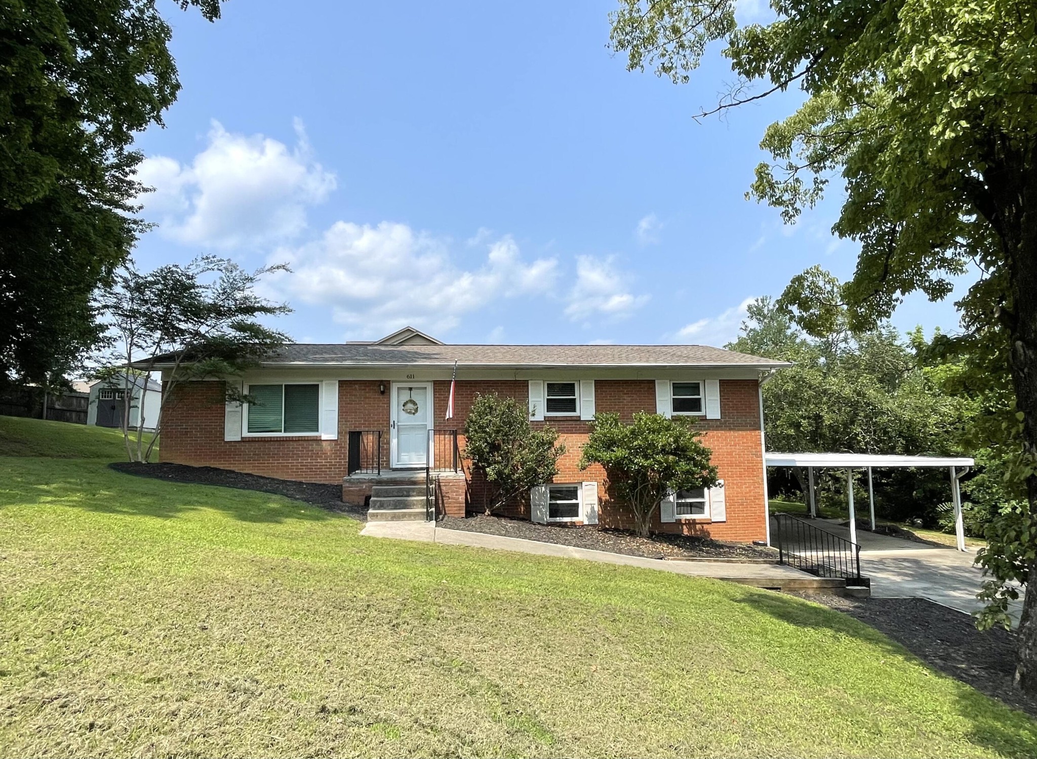 611 Lakeland Drive, NE
