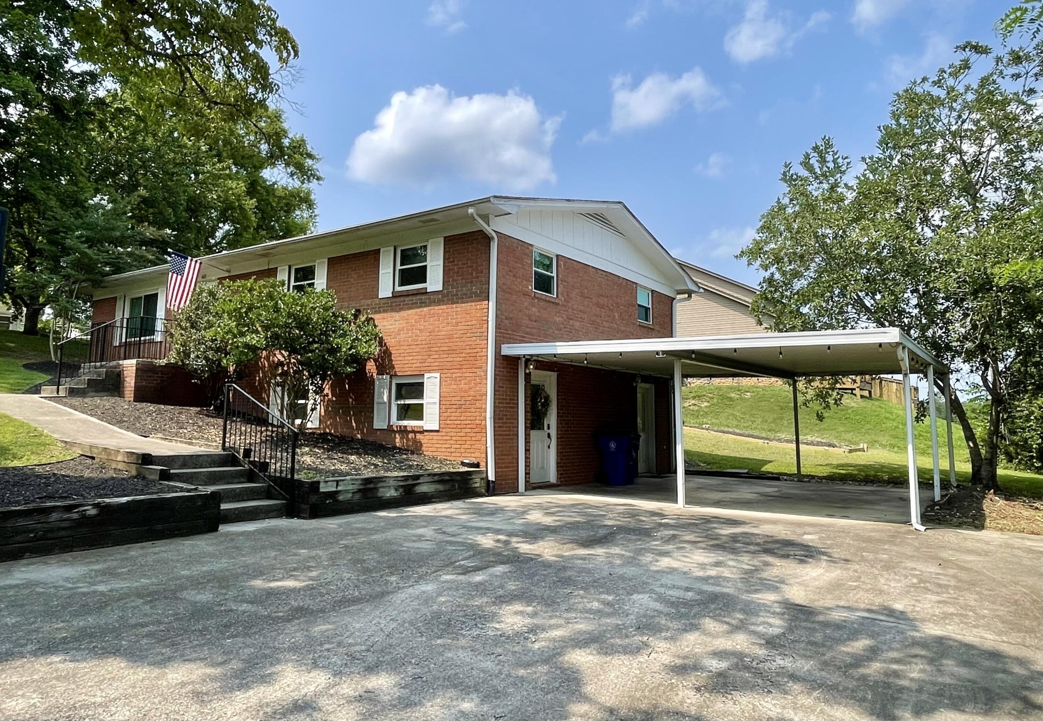 611 Lakeland Drive, NE
