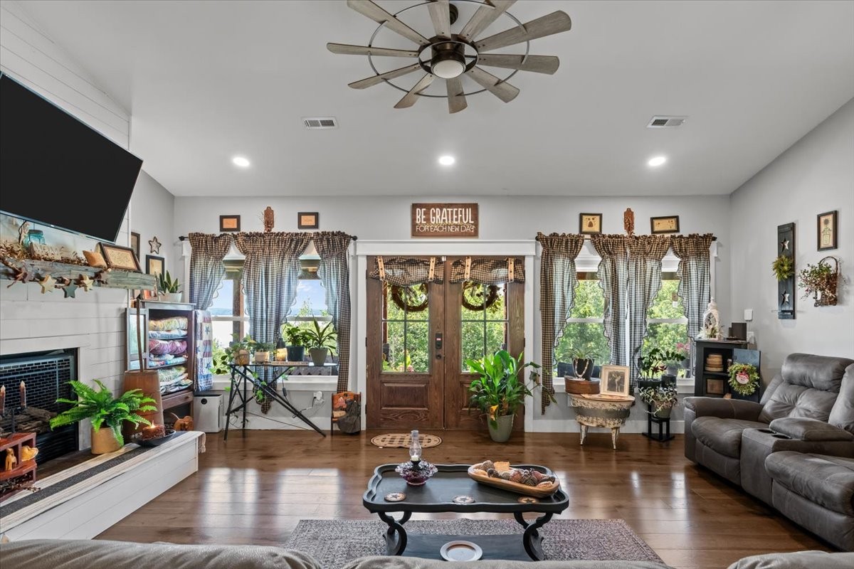 1016 Pointe of View Ln