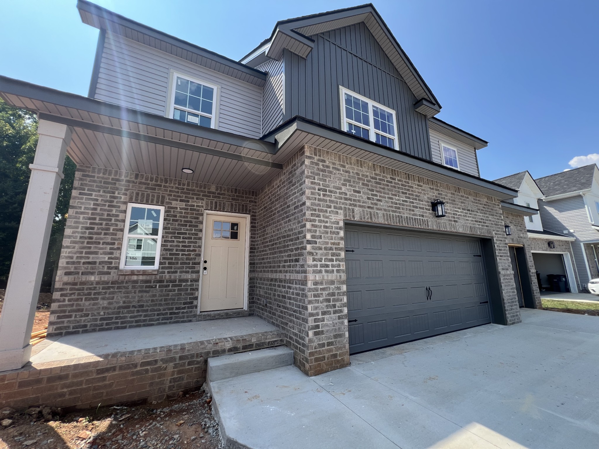 586 Pongracz Way
