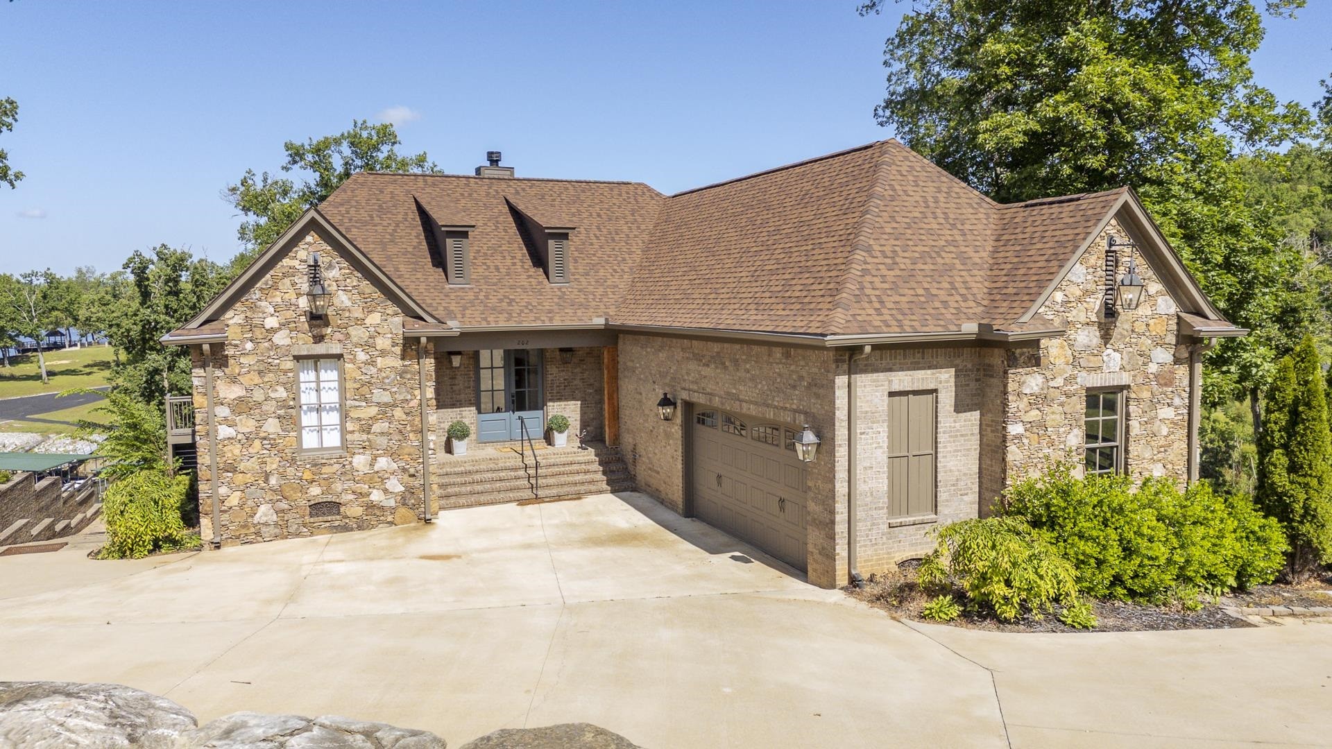 202 RIVERBEND LN