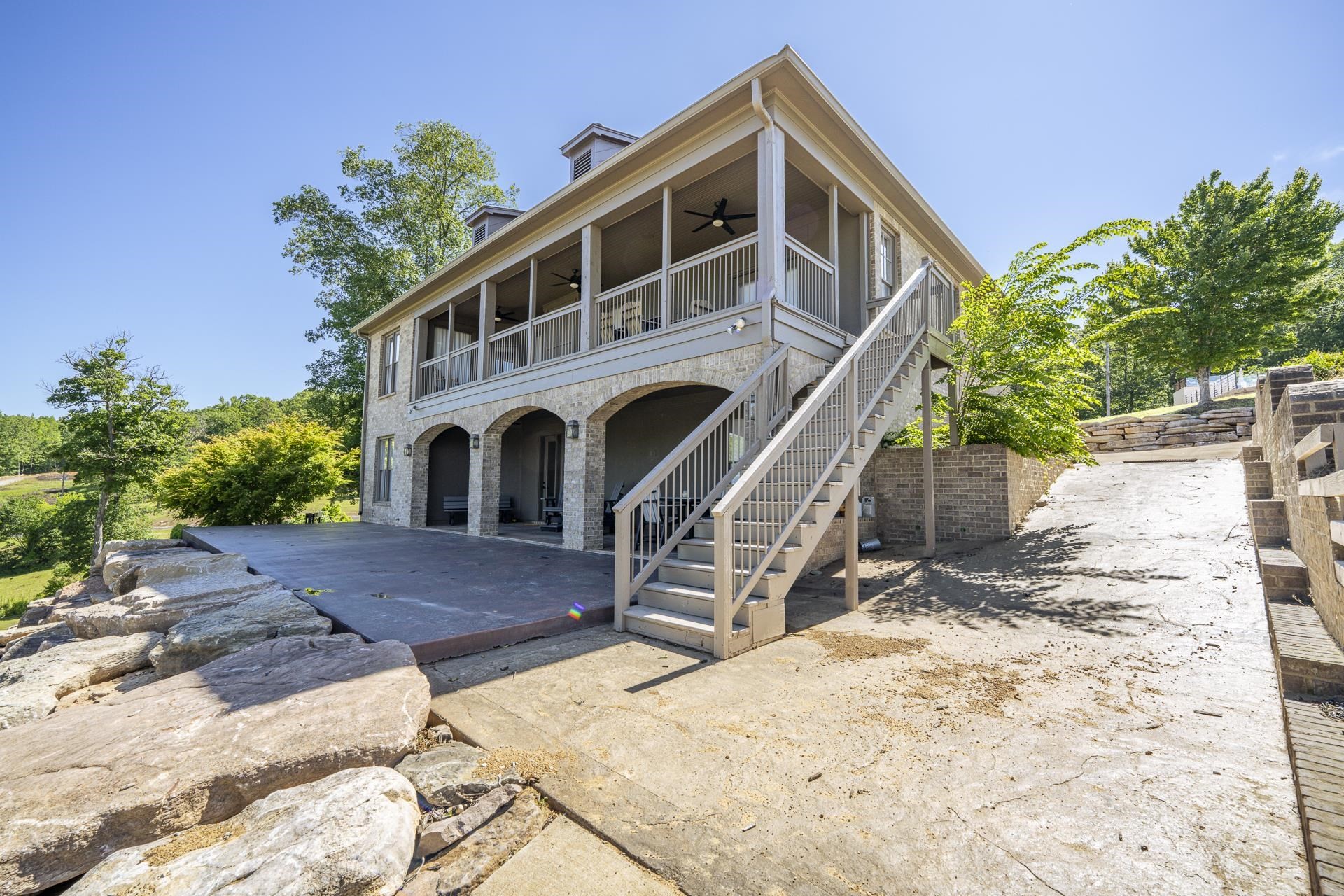 202 RIVERBEND LN