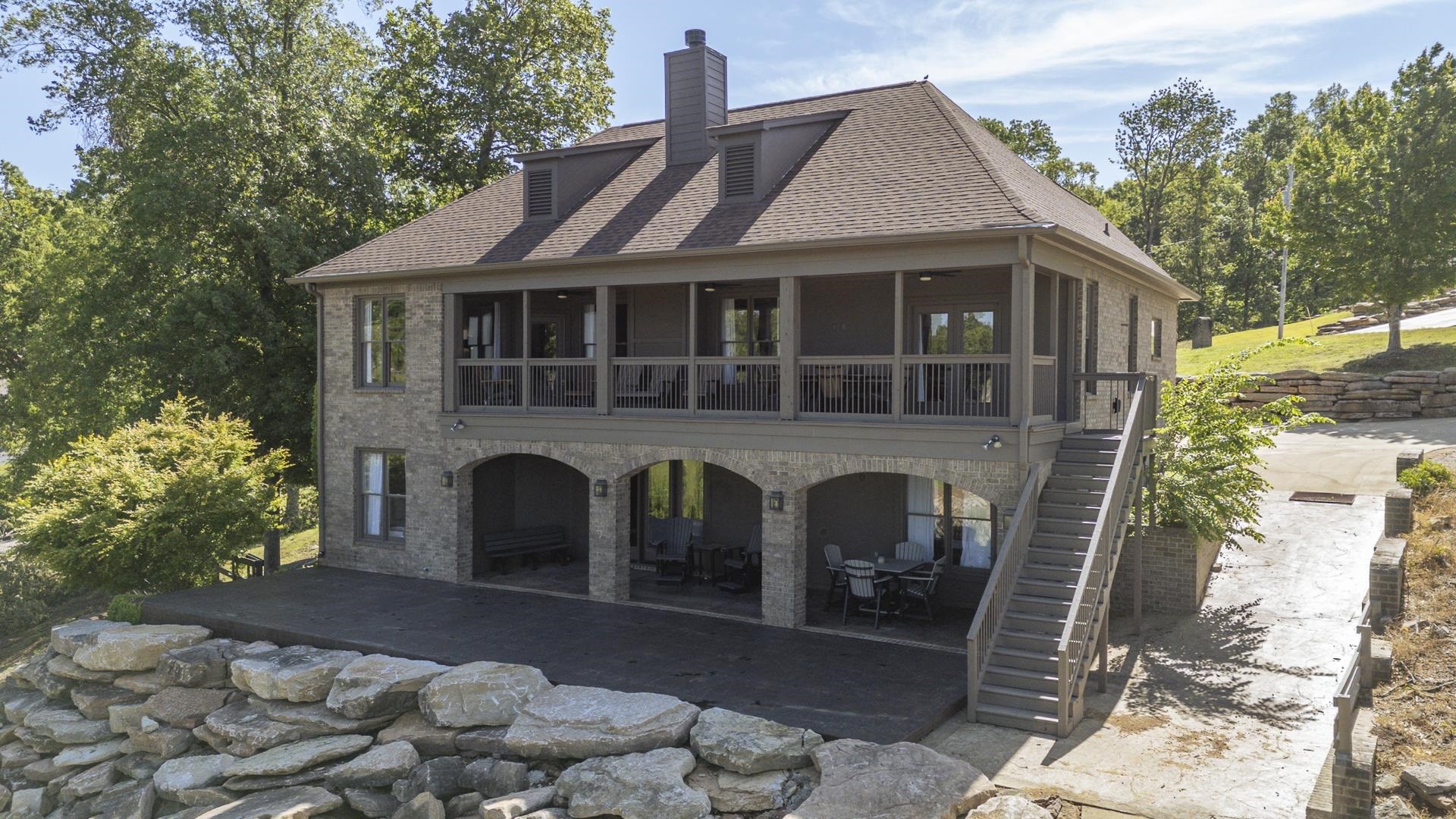 202 RIVERBEND LN