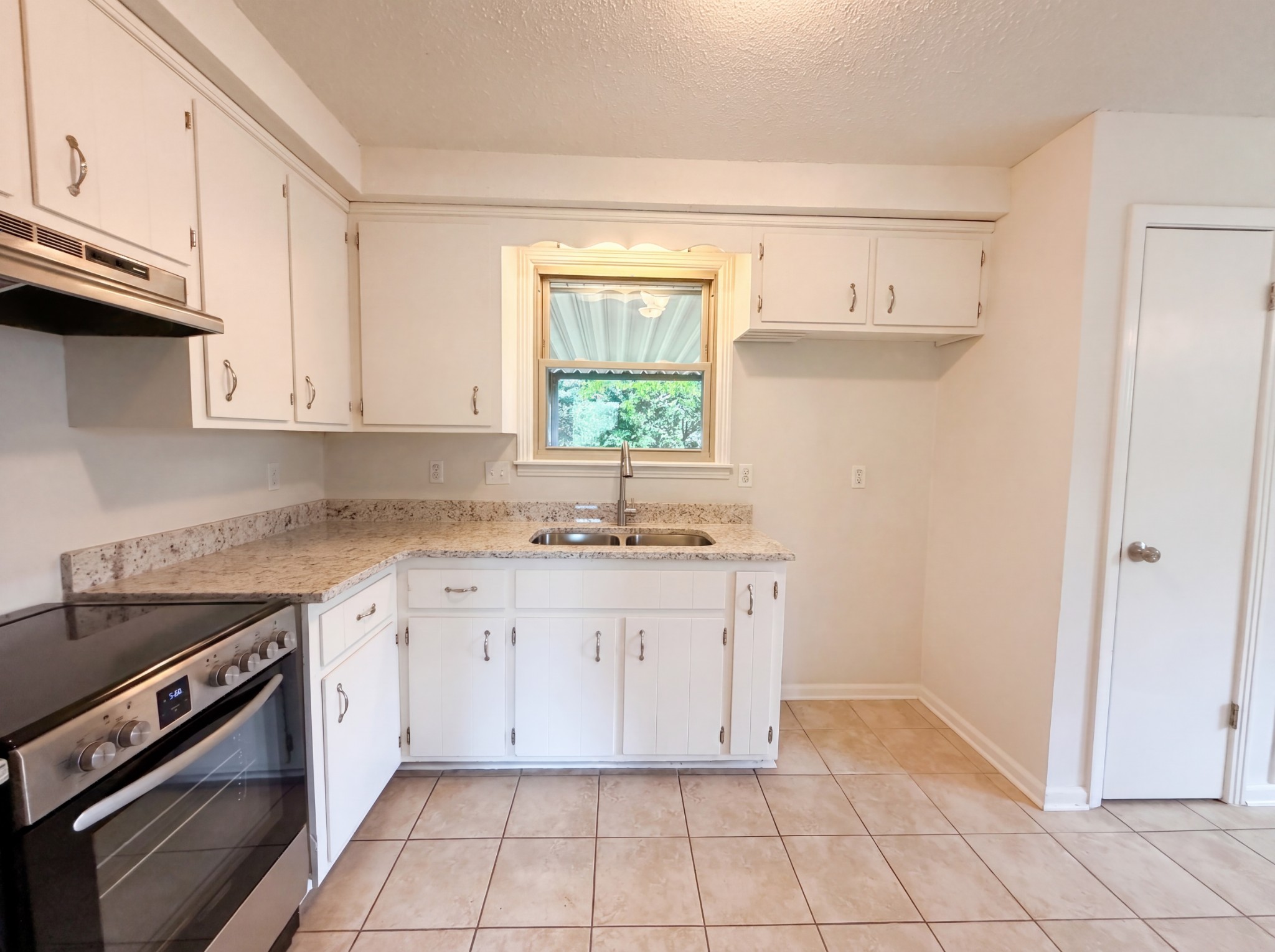 587 Lafayette Rd