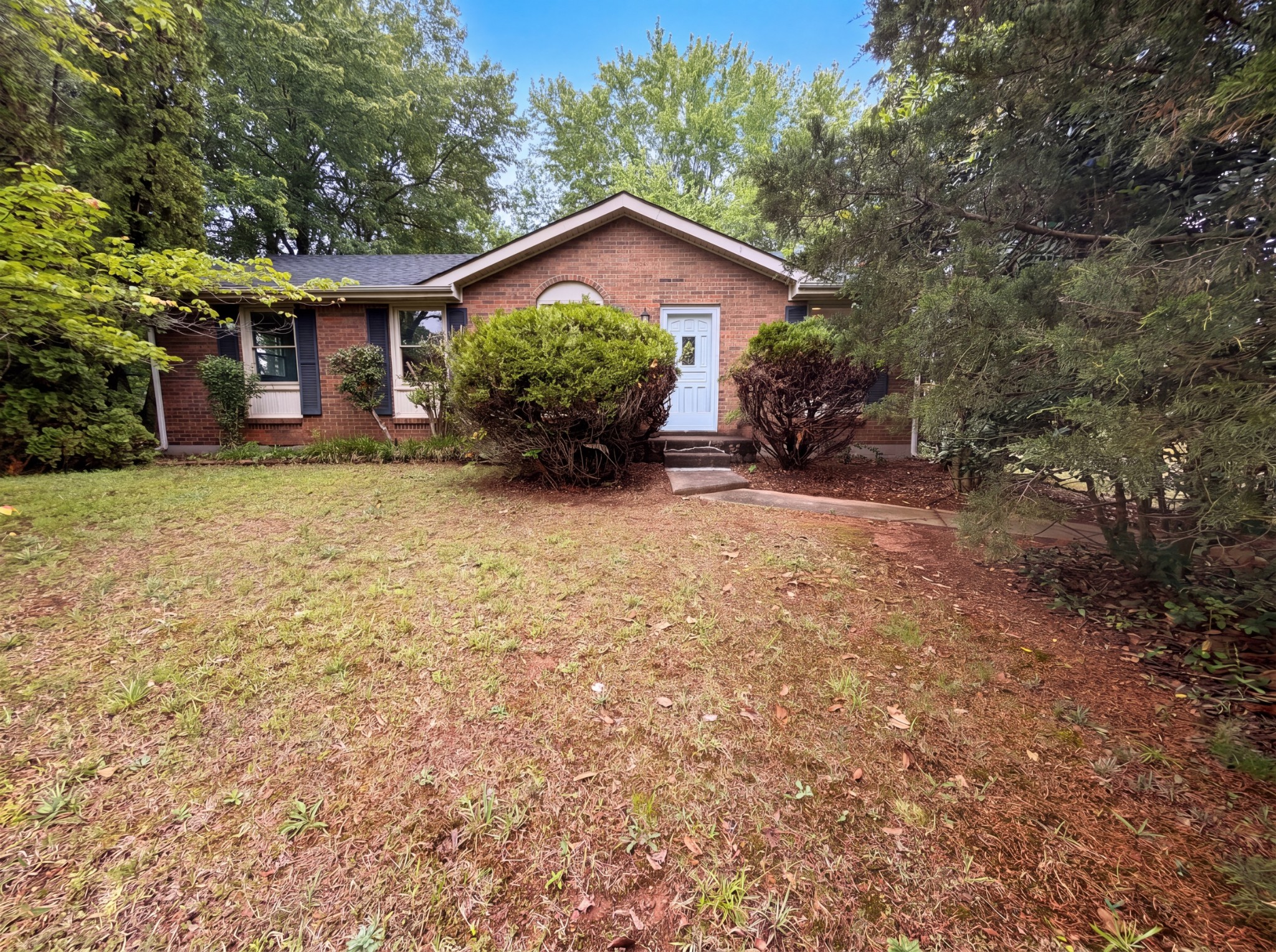 587 Lafayette Rd
