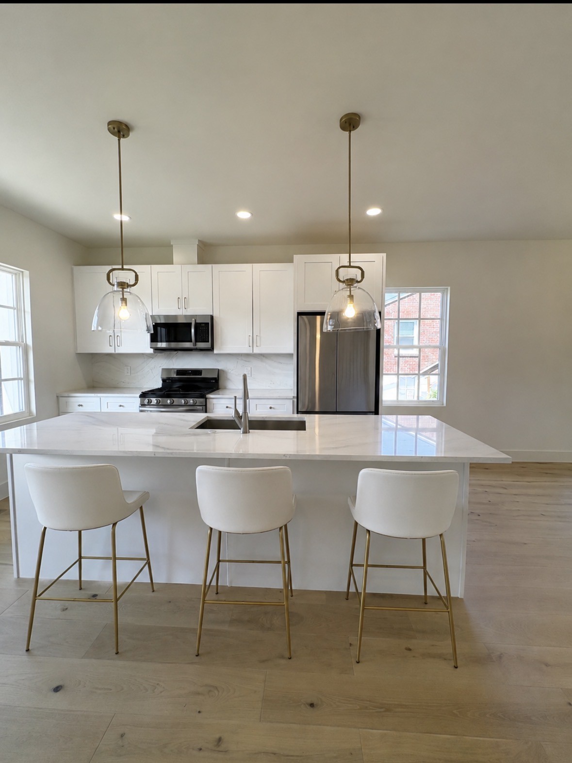2404 Lakeshore Dr