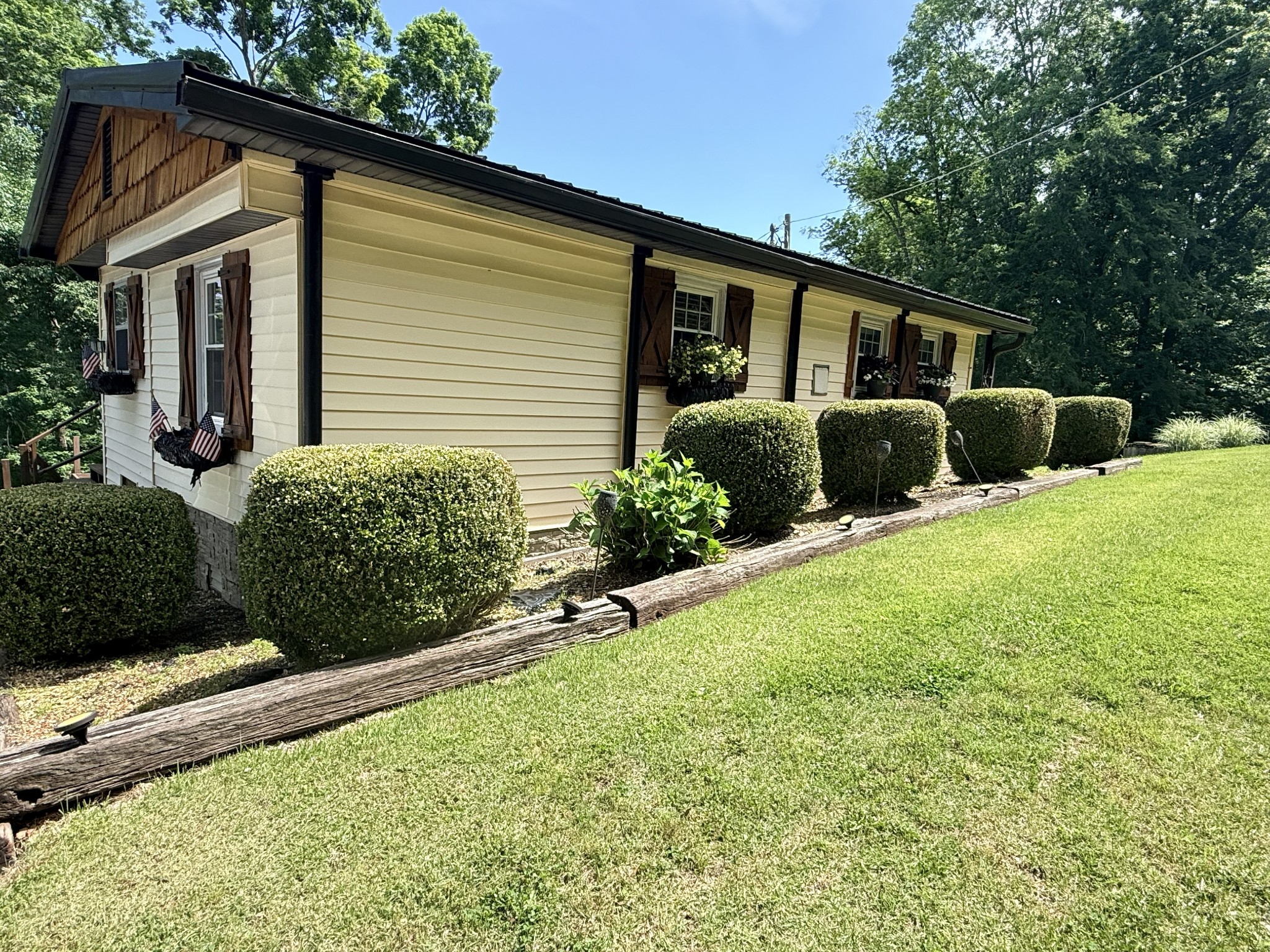 156 Lakeshore Cir