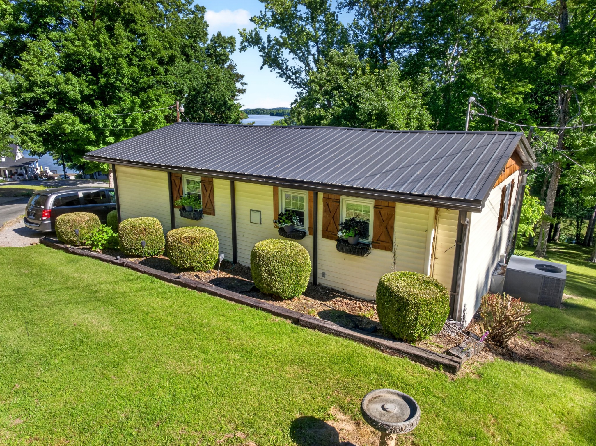 156 Lakeshore Cir