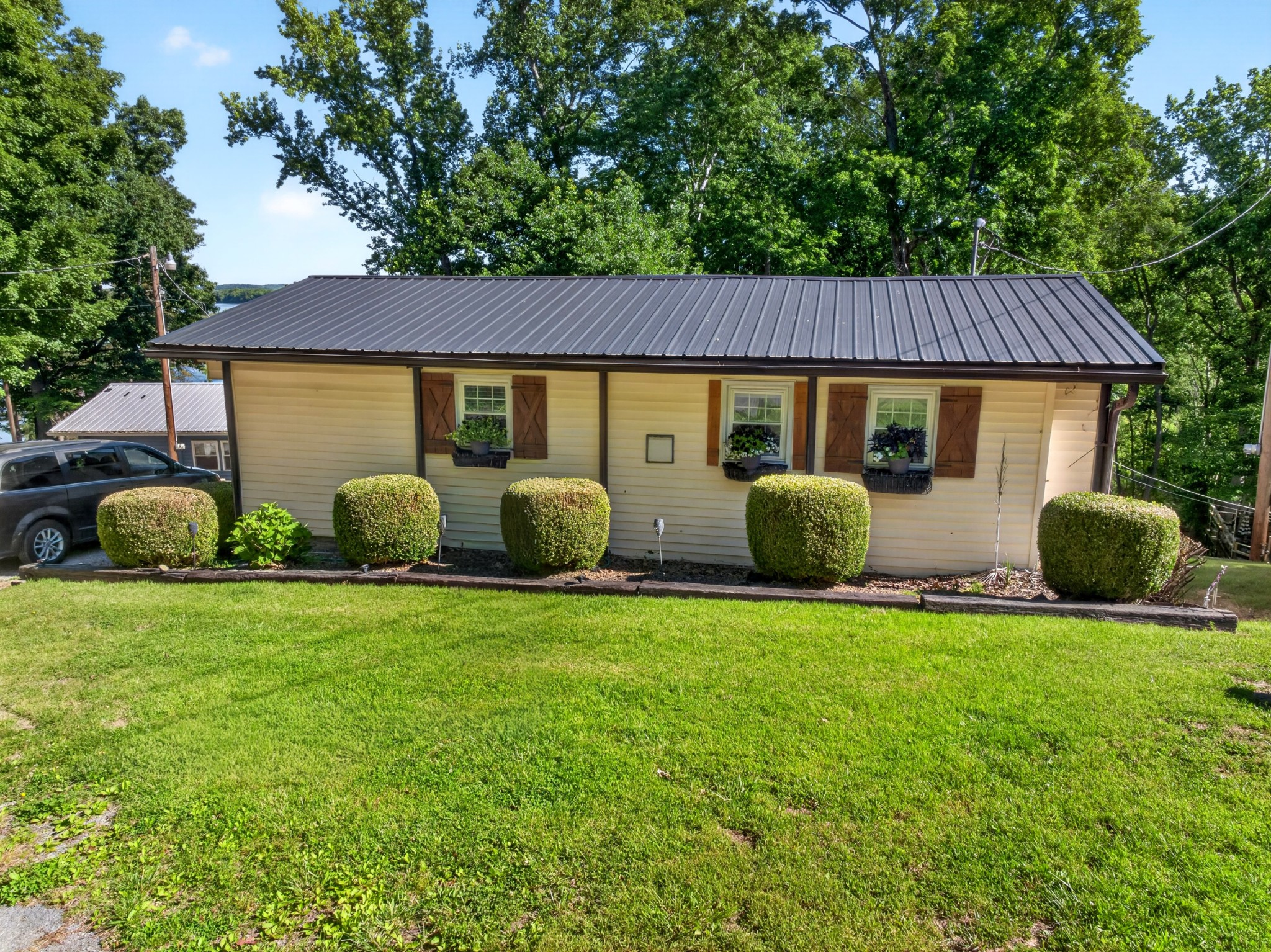 156 Lakeshore Cir