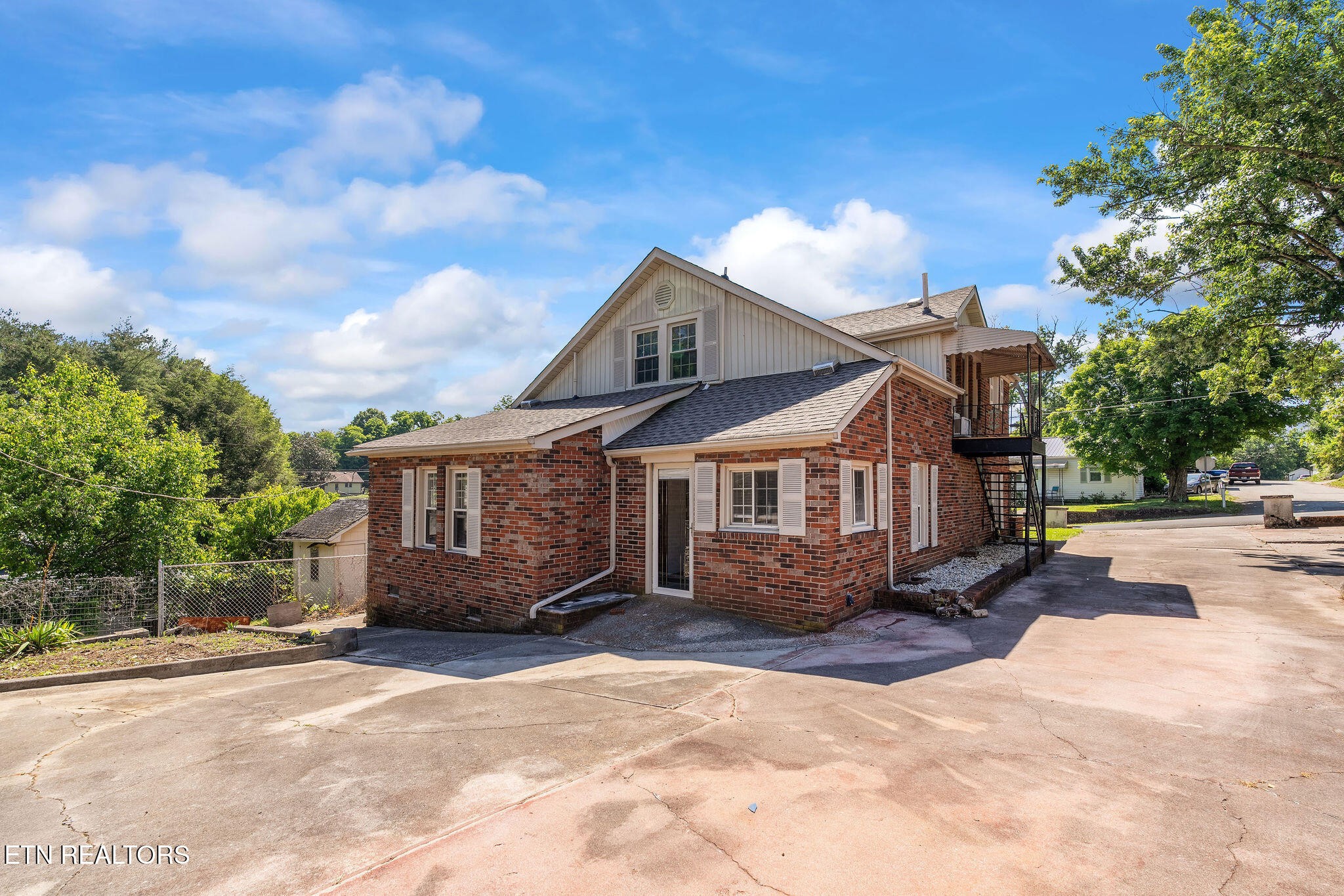 303 E Louise Ave