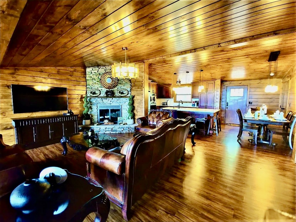 795 Red Bud Ln