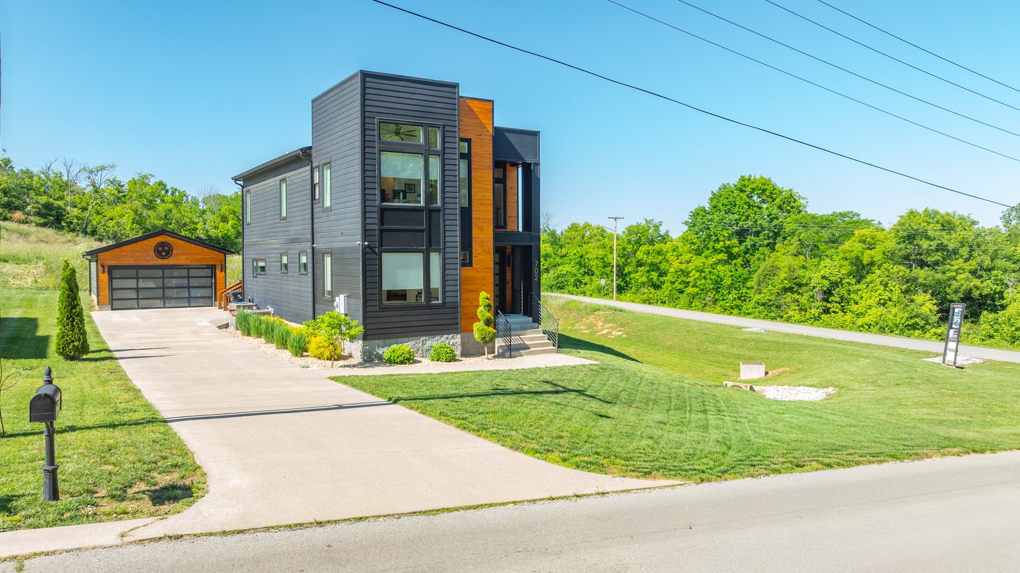 702 W 4th St