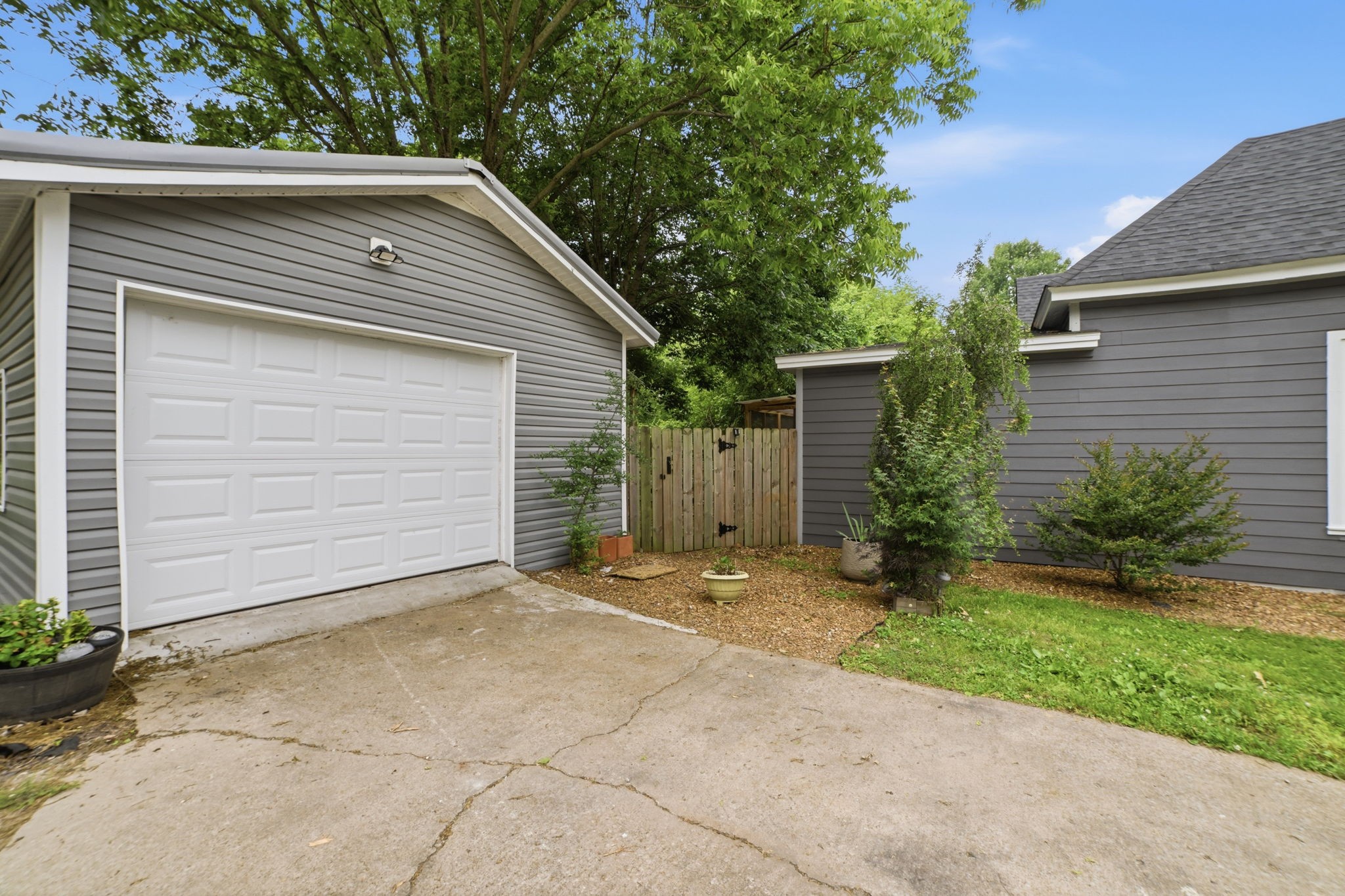 113 White St