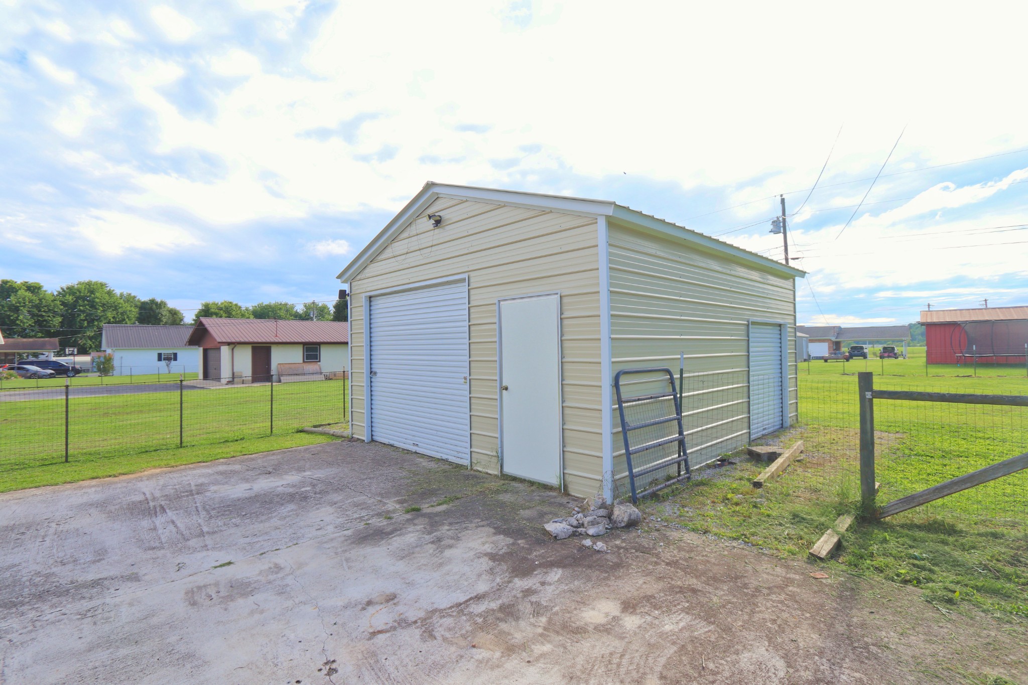 911 Parkway Dr