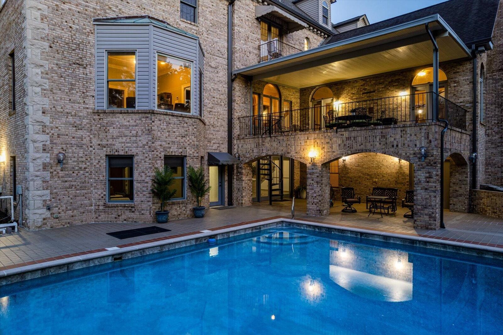 551 N Crest Court