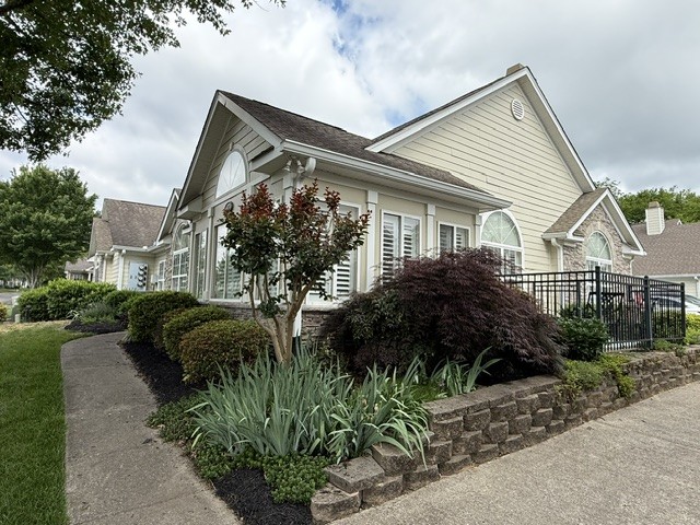 825 Browns Ln