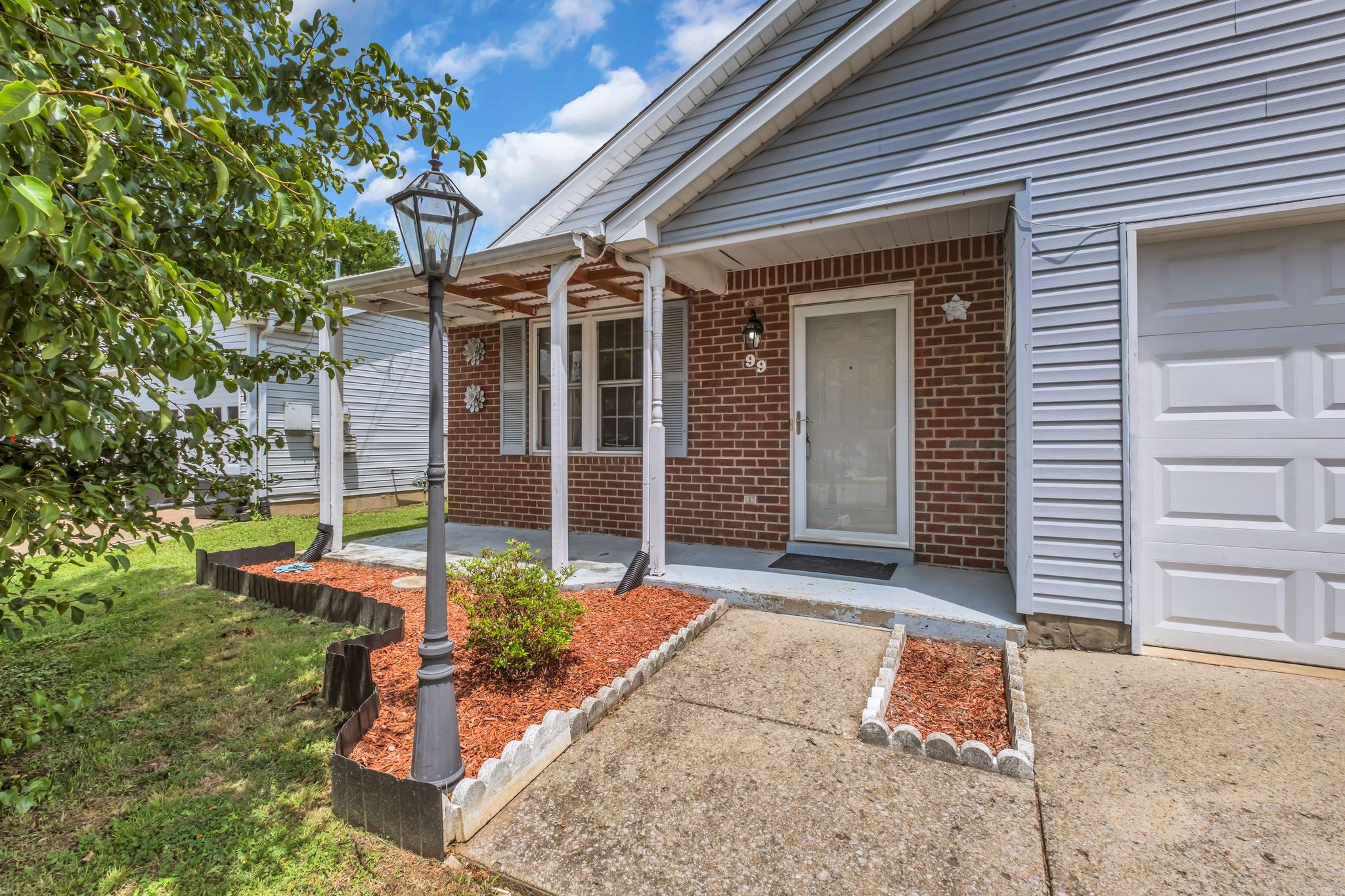 99 Edgehill Ln