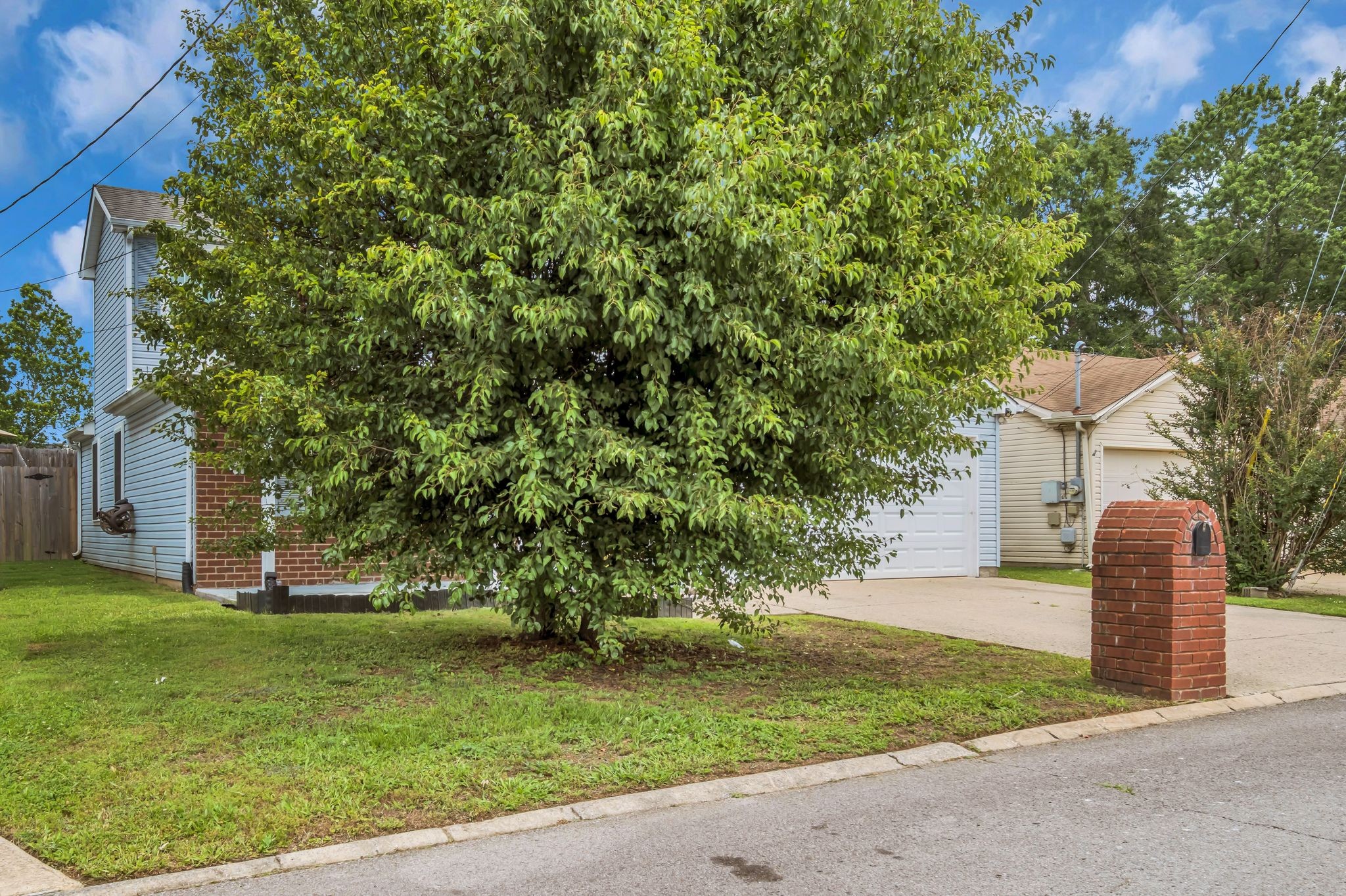 99 Edgehill Ln