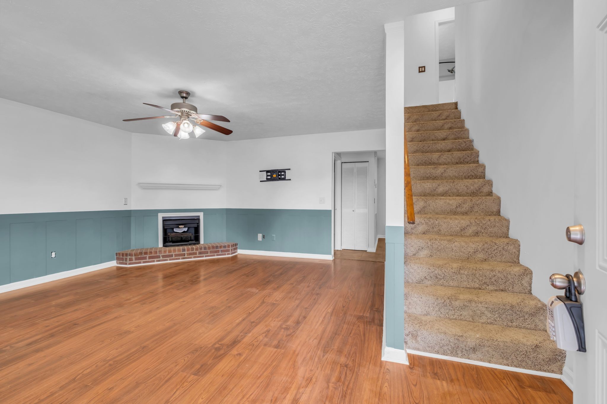 99 Edgehill Ln