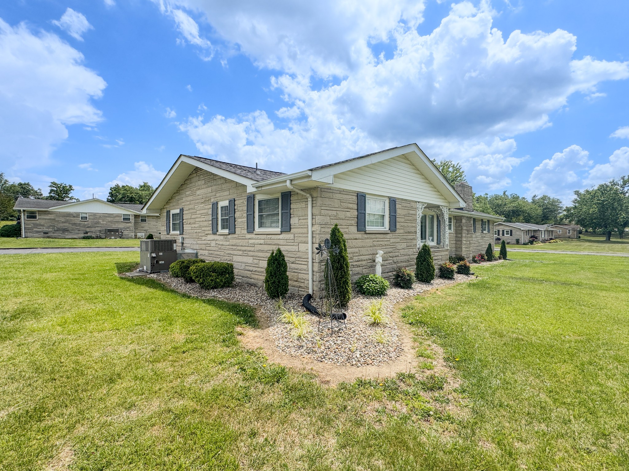 1406 Ellington Dr