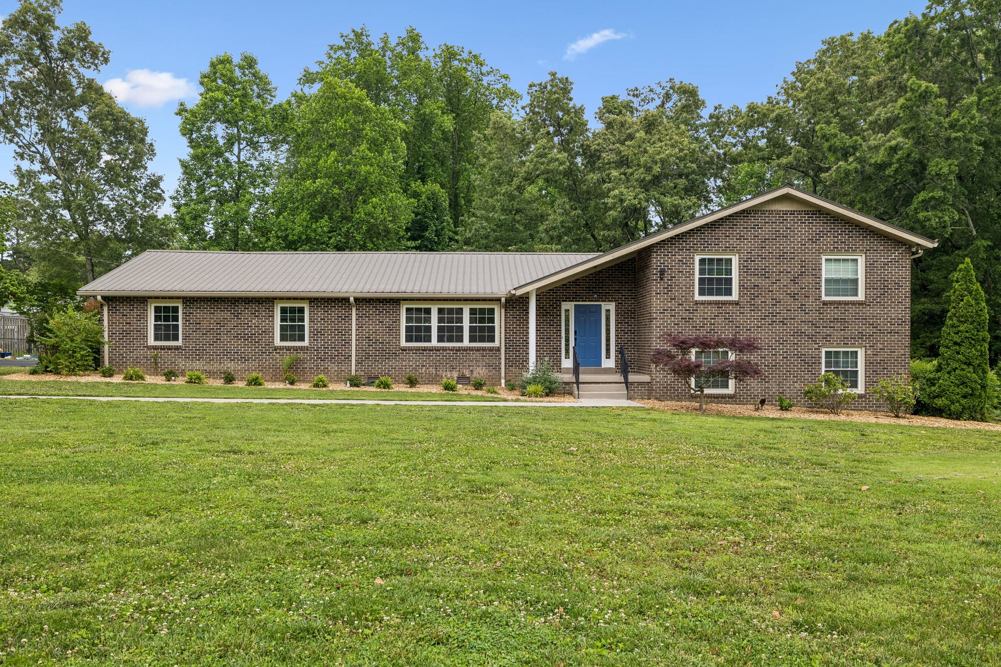 220 Lakewood Dr