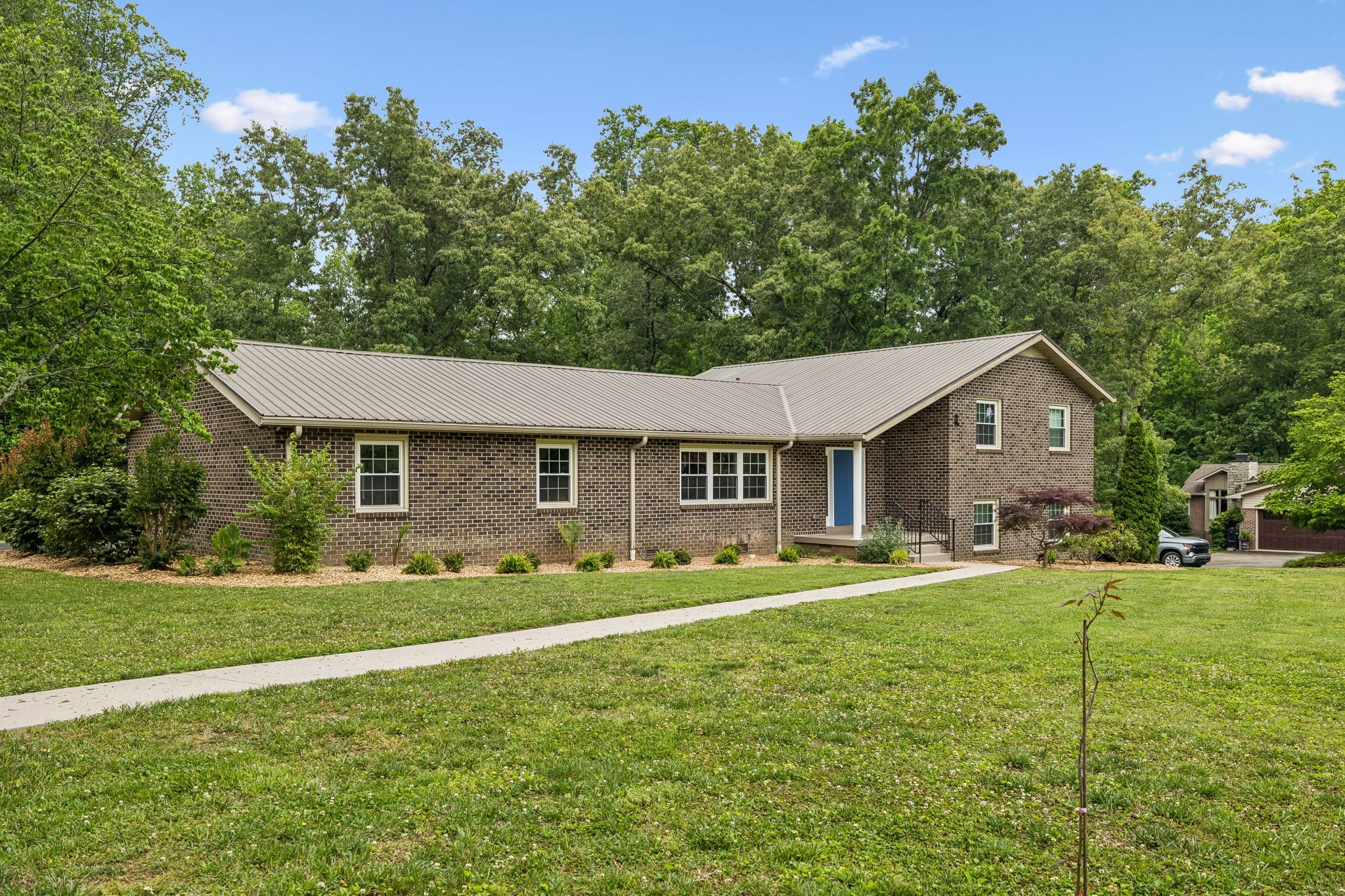 220 Lakewood Dr
