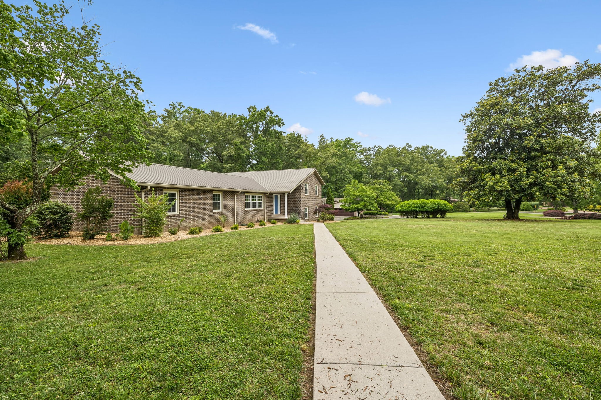 220 Lakewood Dr