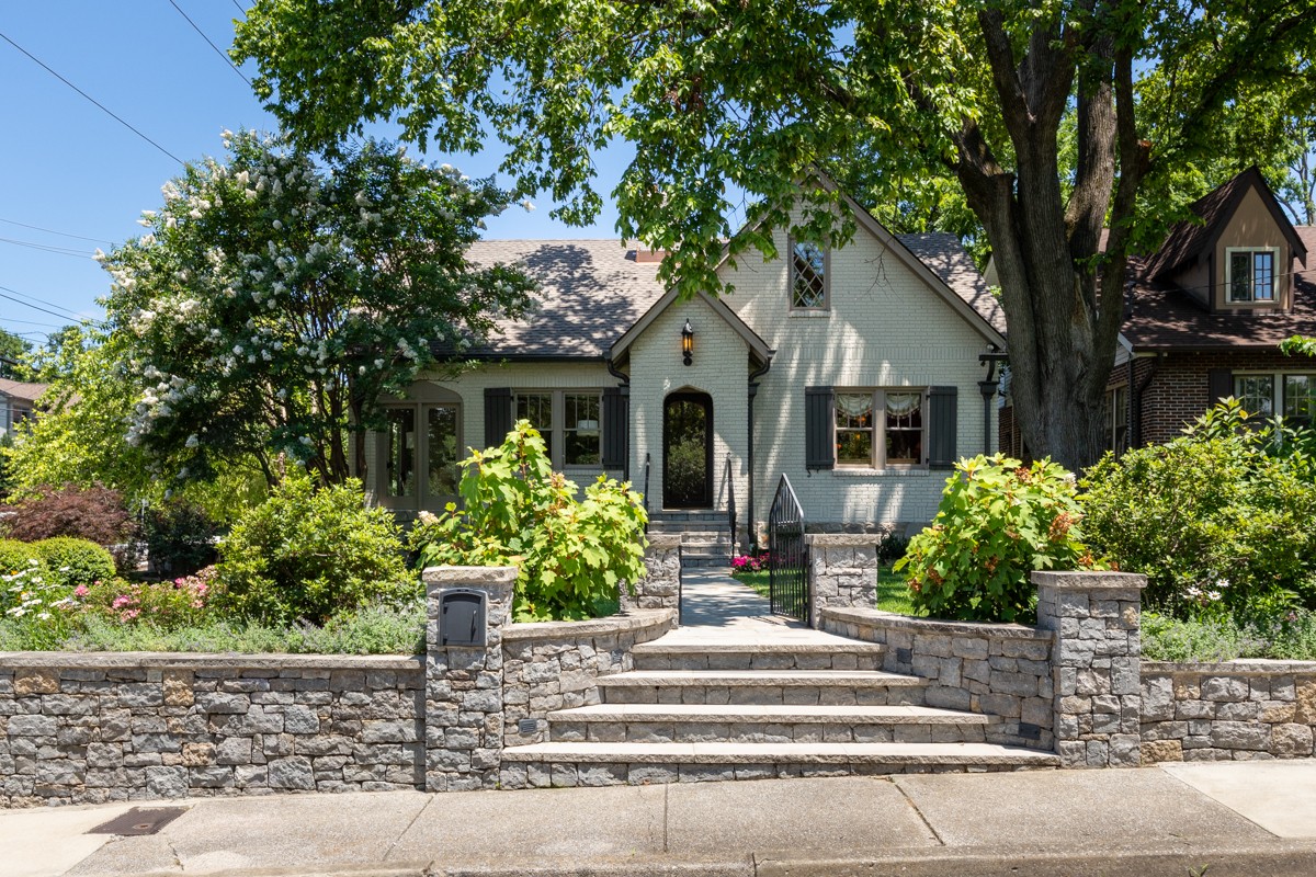 2720 W Linden Ave
