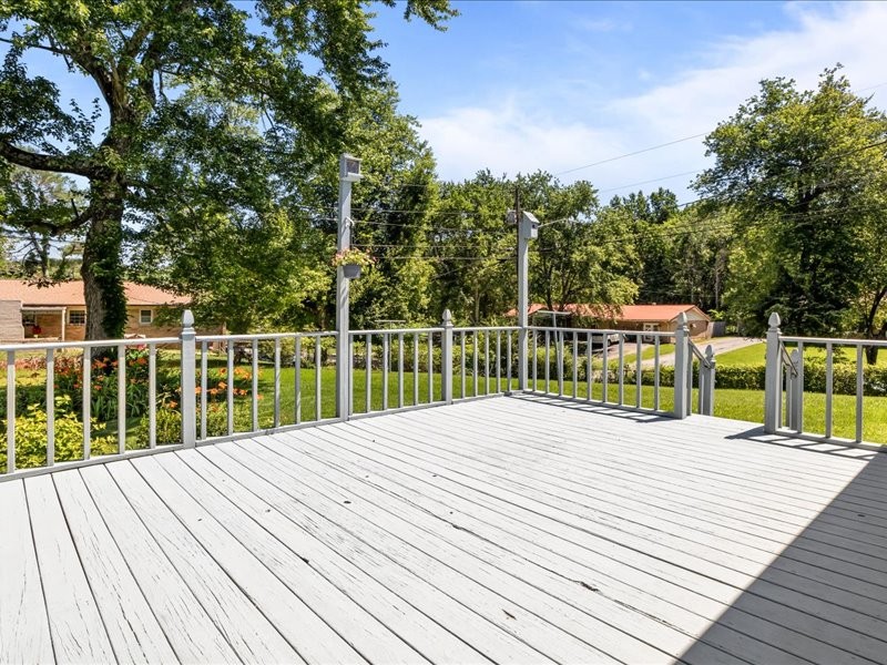 108 Sherry Ln