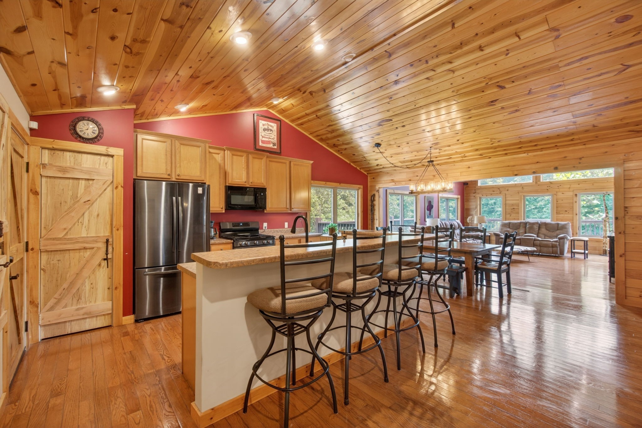 232 Victoria Cir