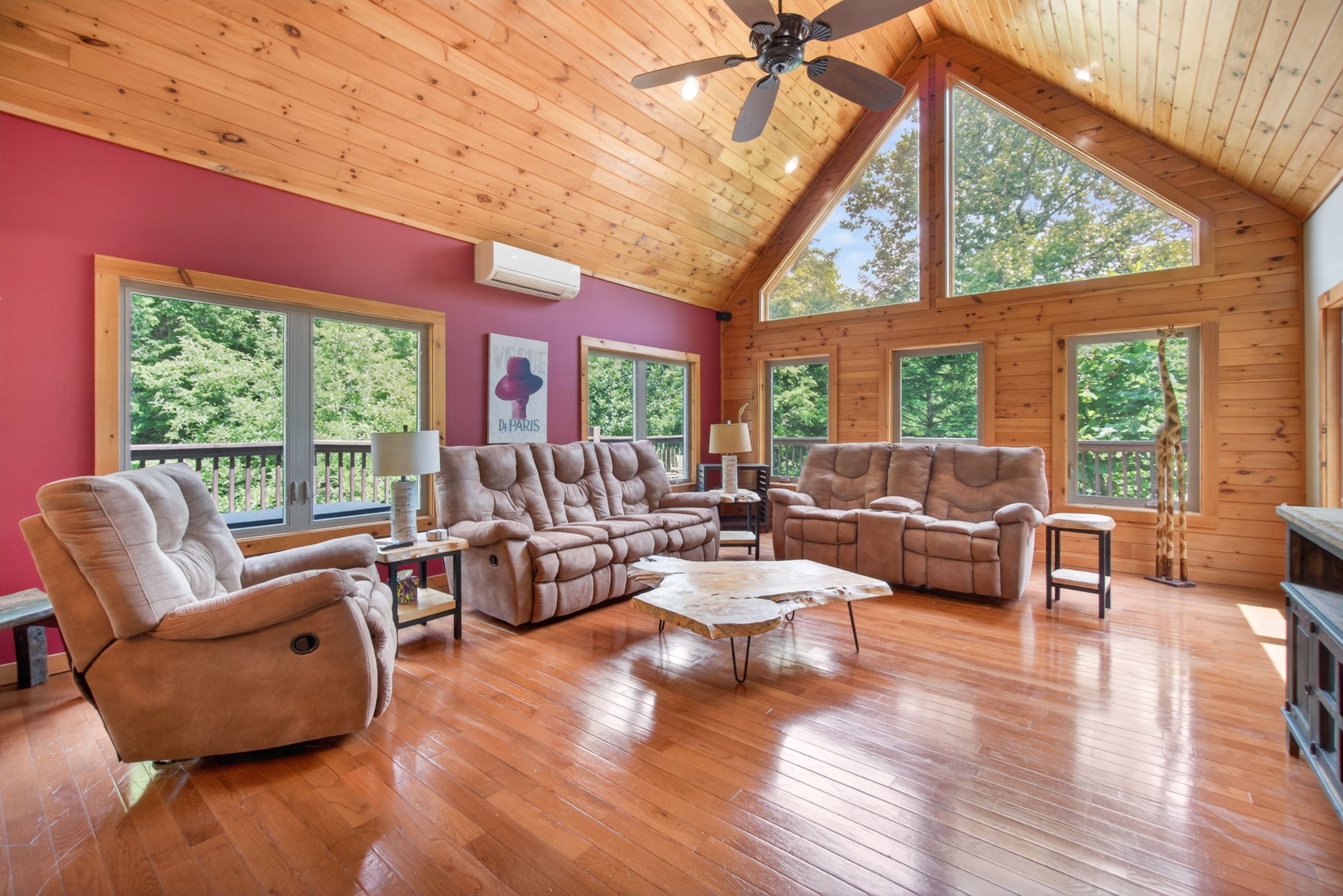 232 Victoria Cir