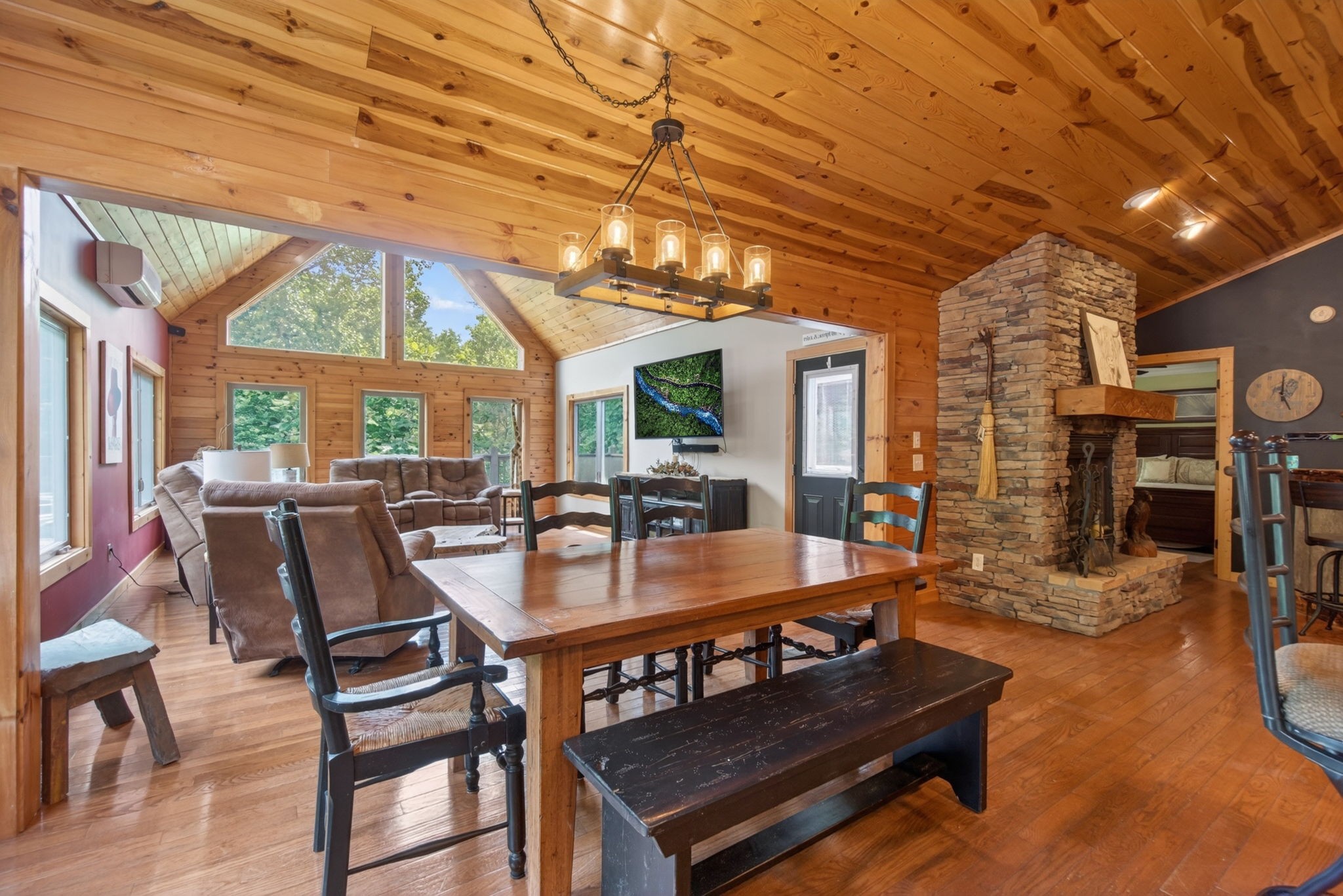 232 Victoria Cir