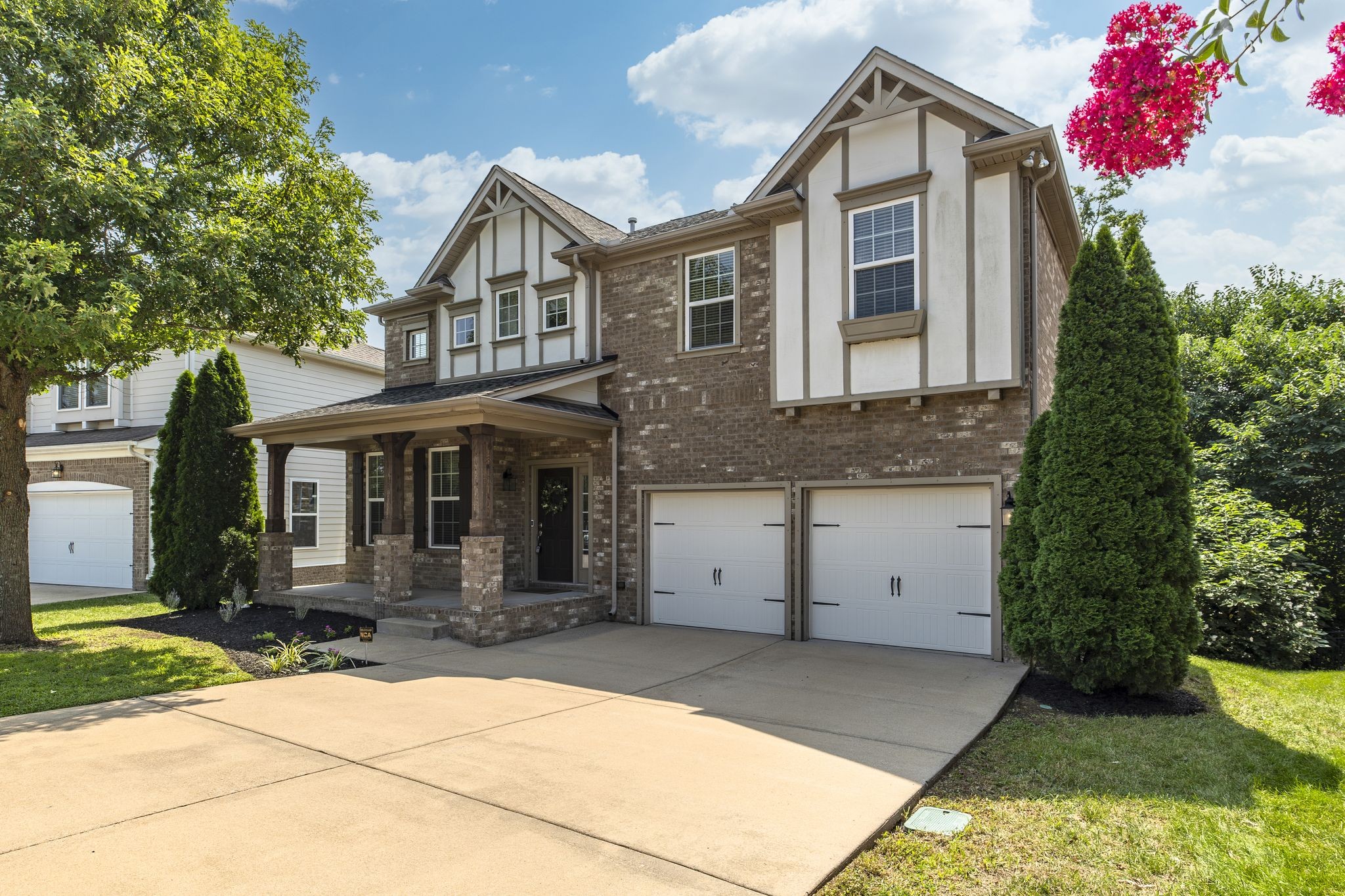2128 Ravenscourt Dr